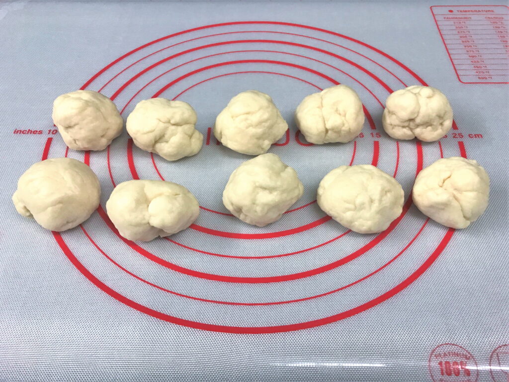 適度な大きさに合わせて丸められたパン生地