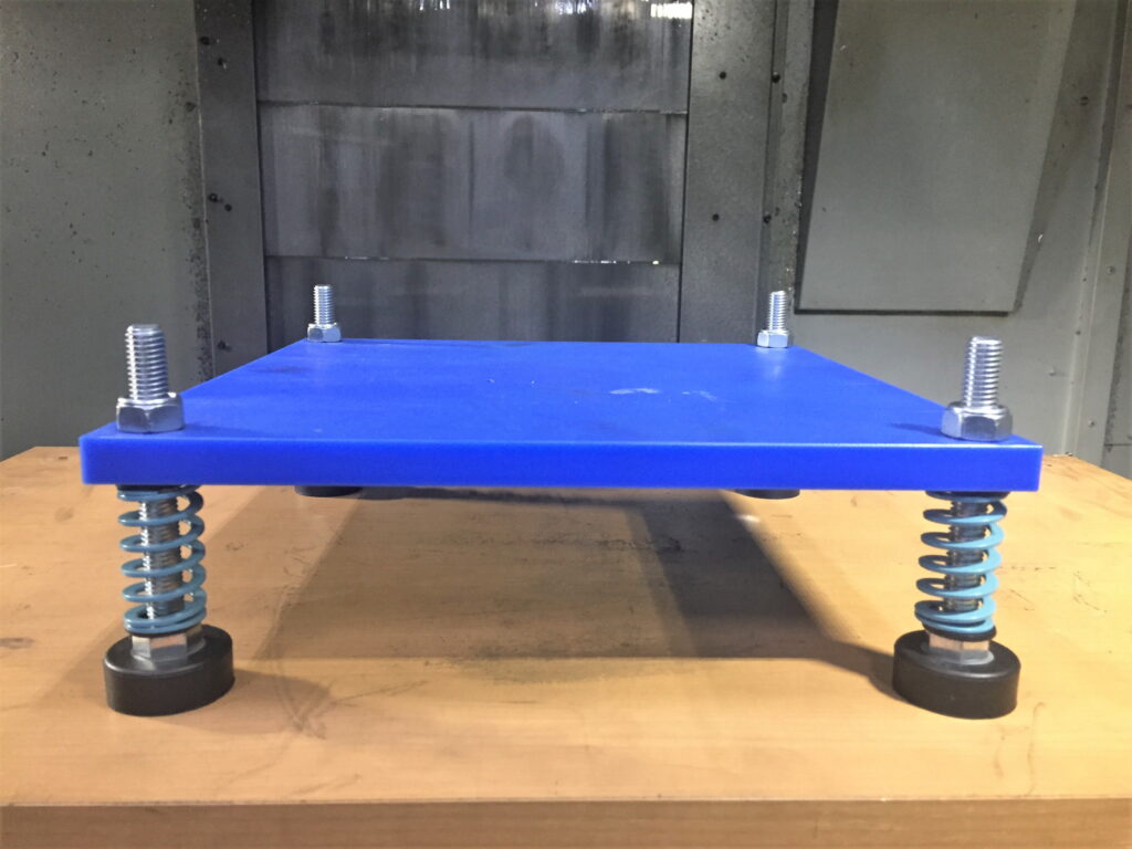 重量のある加工工具の取り付けに使うクッション