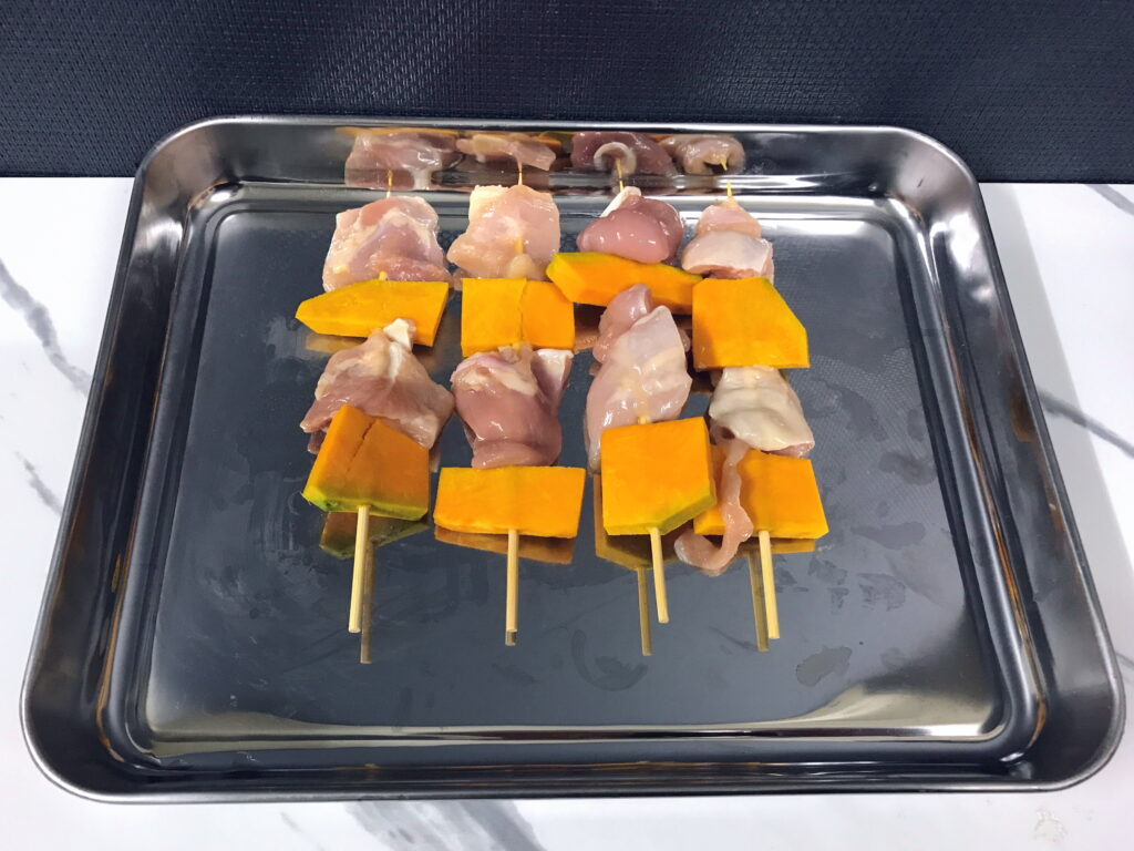 鉄板焼き用のカボチャと鶏モモ肉の串焼き