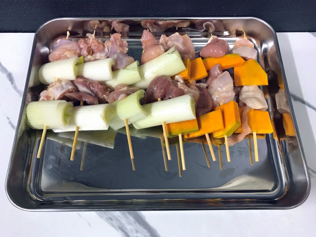 鉄板焼き用のネギとカボチャと鶏モモ肉の串焼き