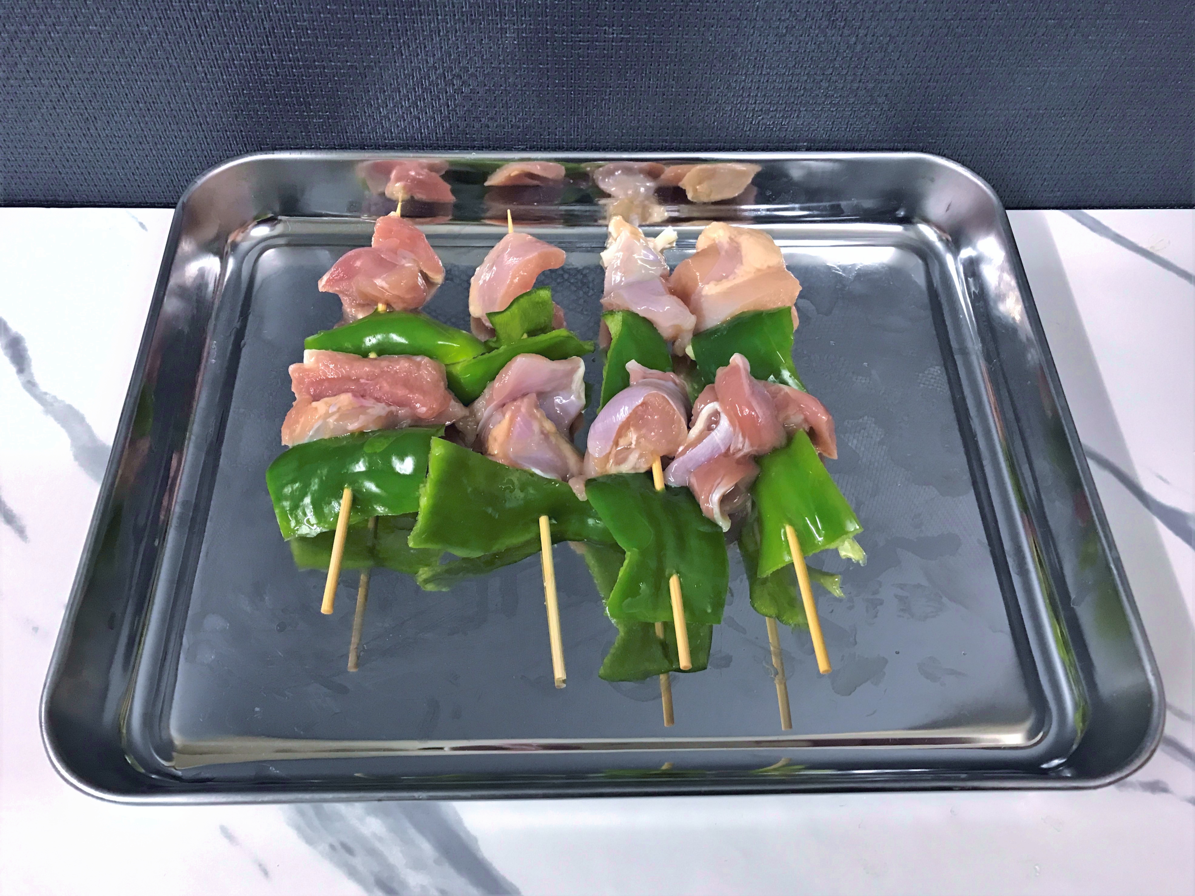 鉄板焼き用のピーマンと鶏モモ肉の串焼き