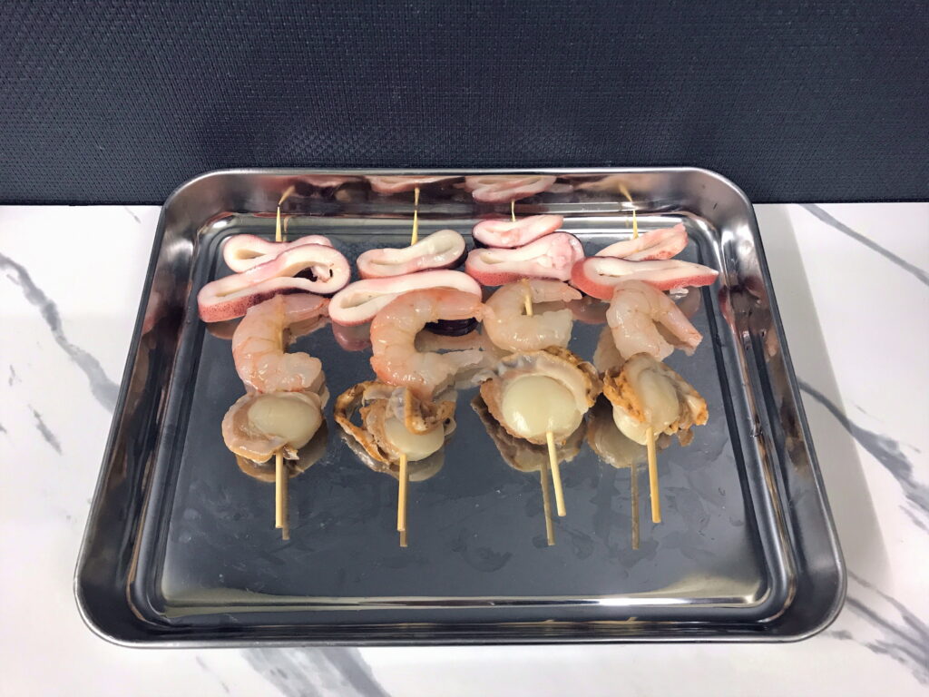 鉄板焼き用のホタテとエビとイカの海鮮串焼き
