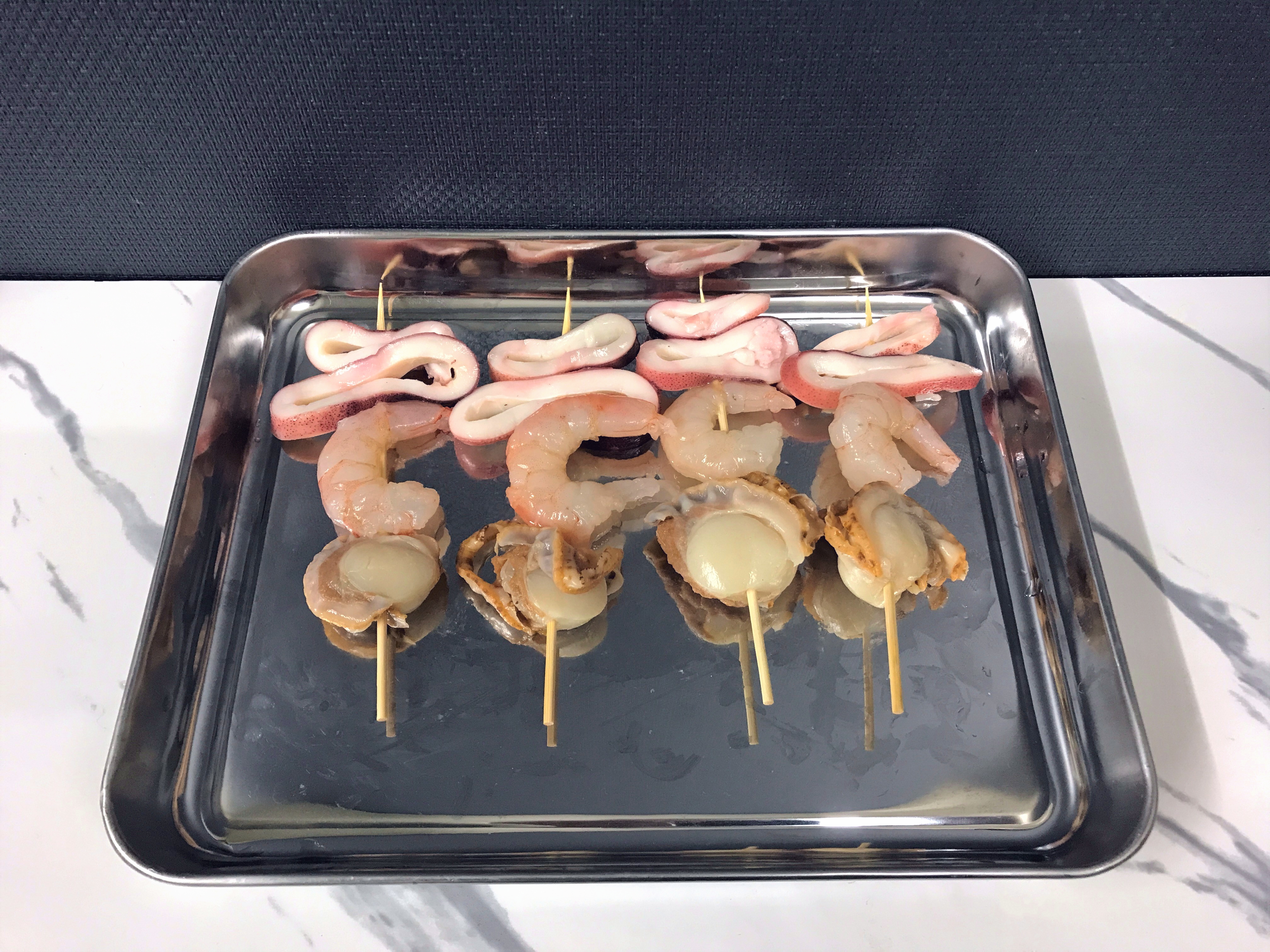 鉄板焼き用のホタテとエビとイカの海鮮串焼き