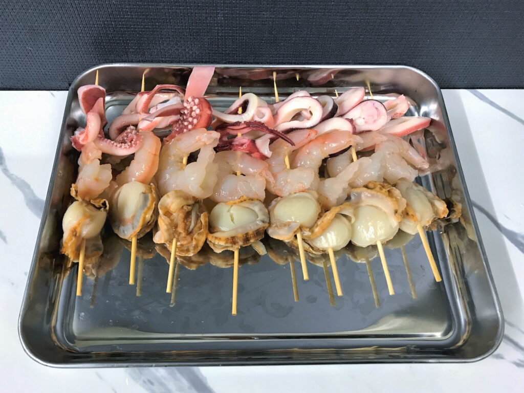 鉄板焼き用のホタテとエビとイカの海鮮串焼き02