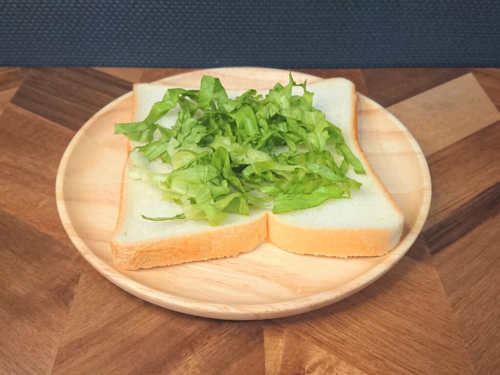 食パンにレタスを乗せたヘルシートースト