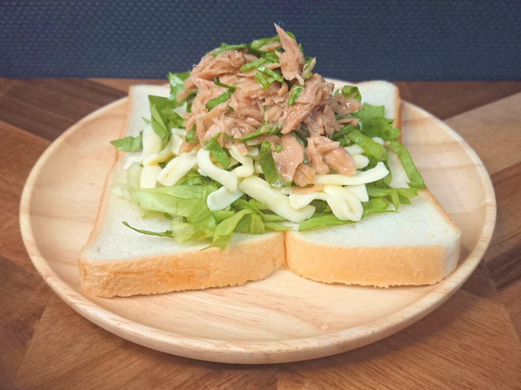 食パンに乗せられたツナとレタスとチーズ