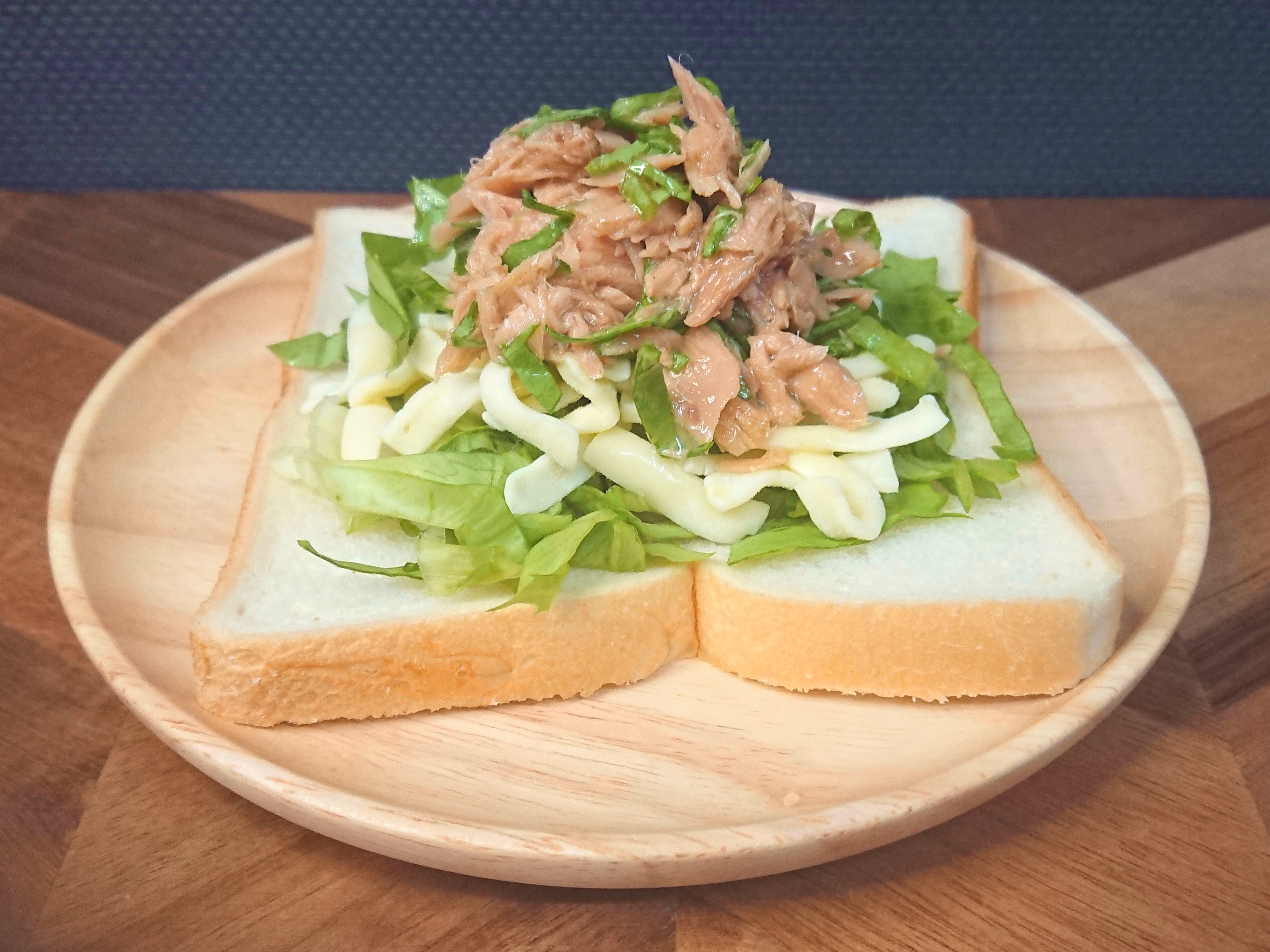 食パンに乗せられたツナとレタスとチーズ