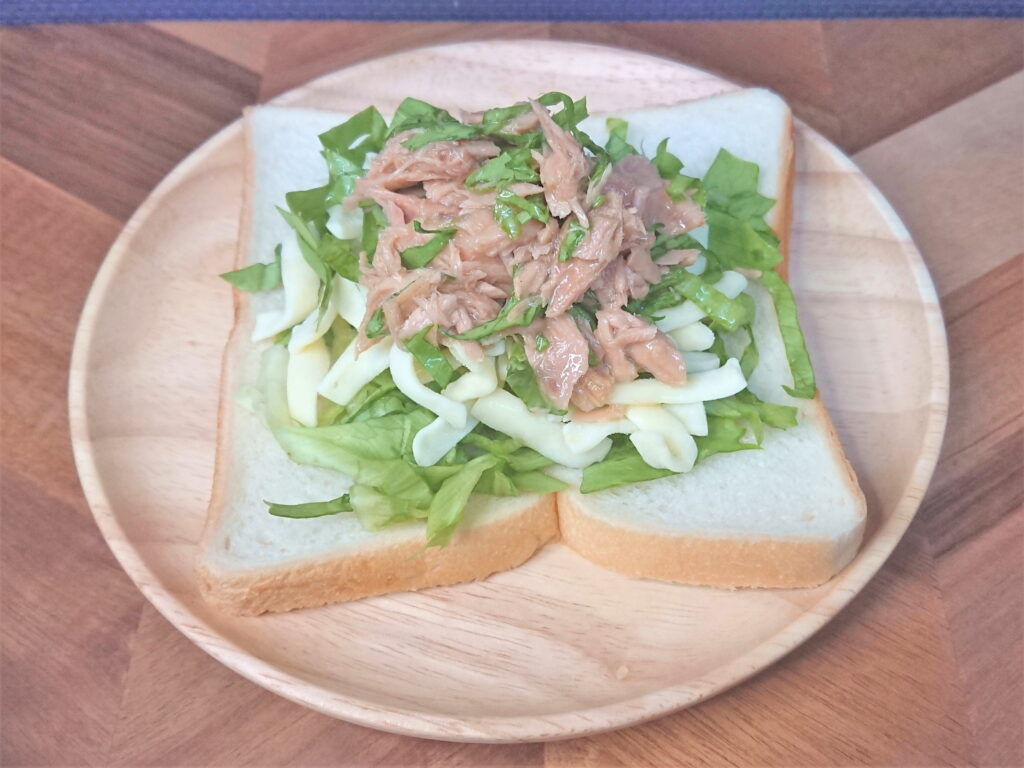食パンに乗せられたツナとレタスとチーズ02