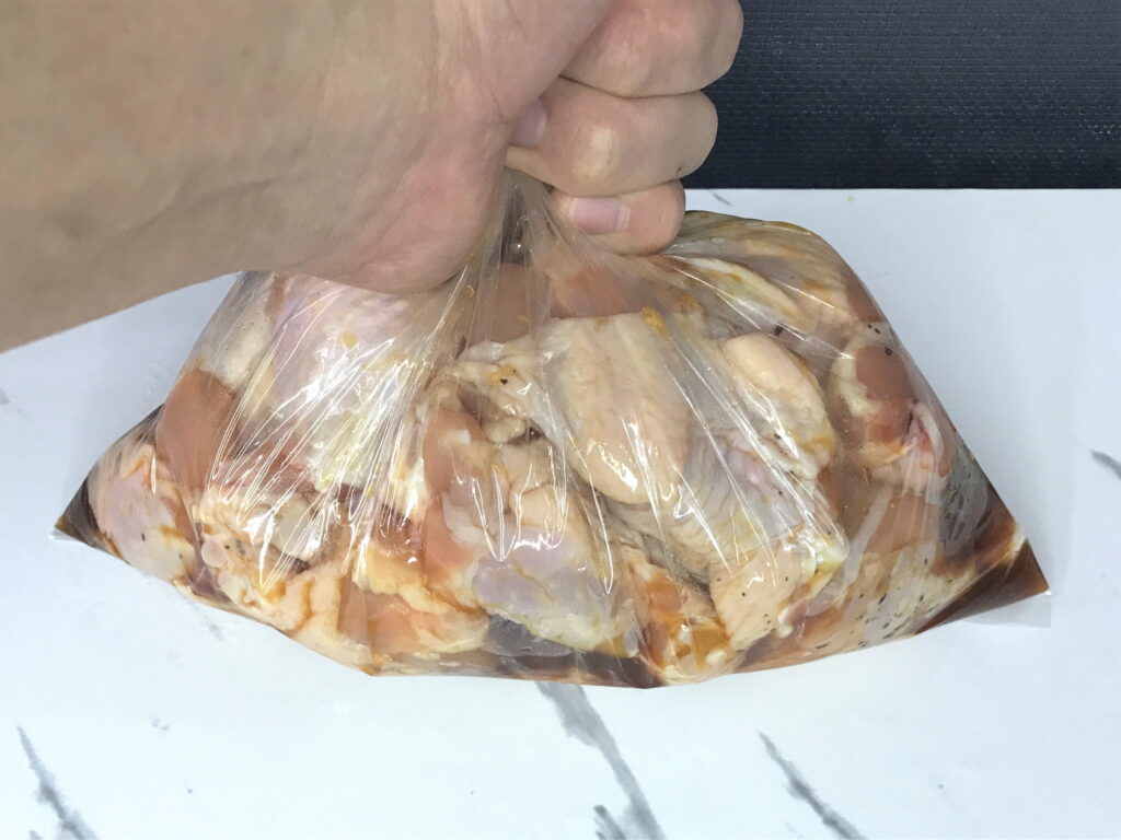 鶏の手羽元をビニール袋に入れてタレと塩コショウで下処理
