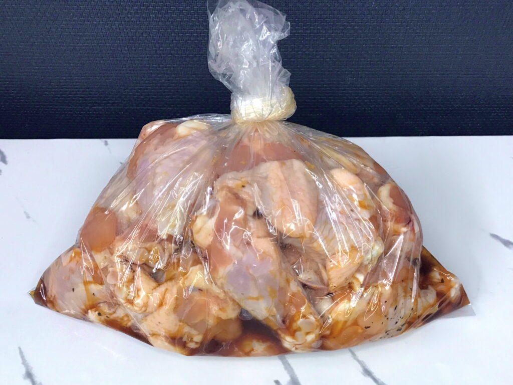 鶏の手羽元をビニール袋に入れてタレと塩コショウで下処理02