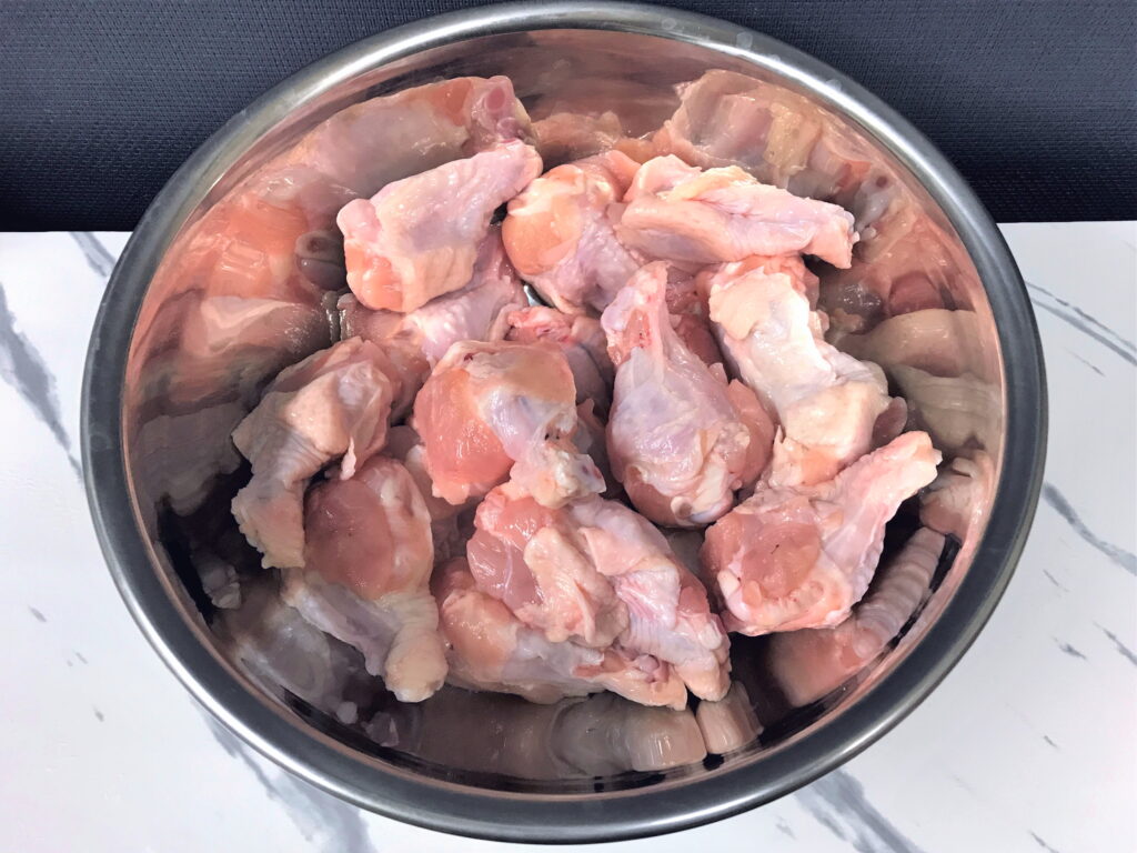 鶏の手羽元をボウルに入れて下処理の準備