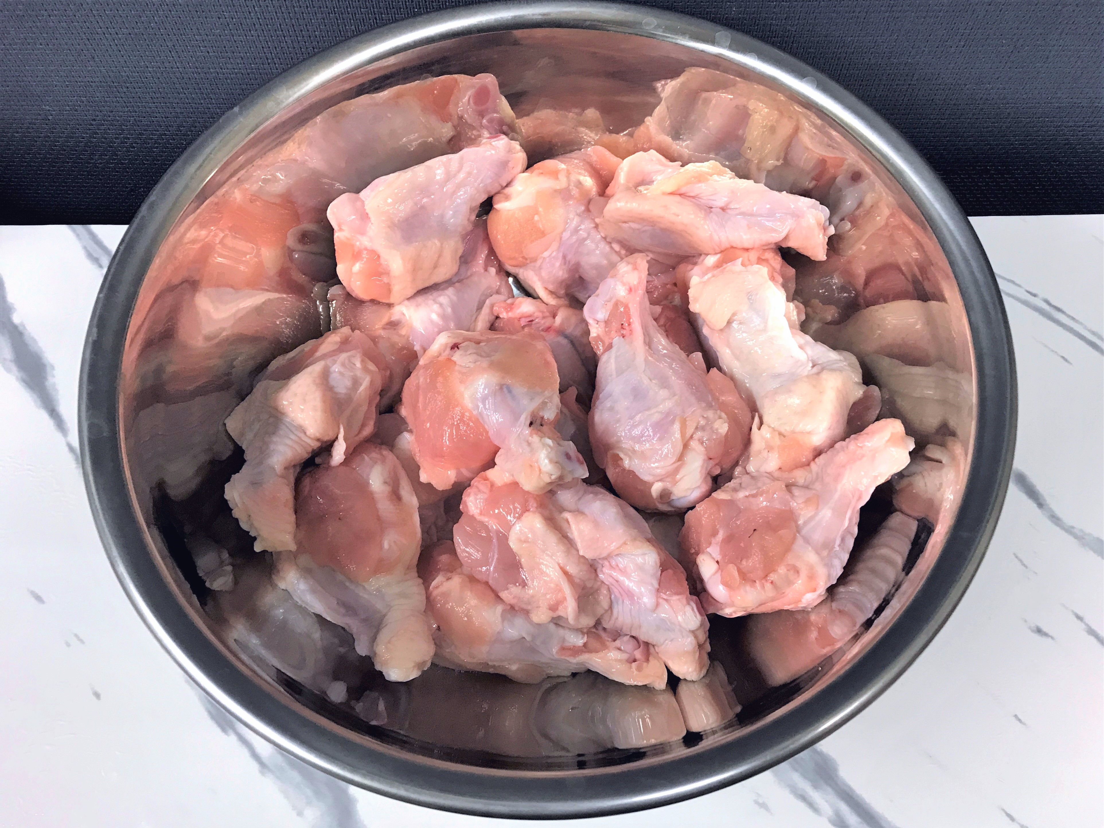 鶏の手羽元をボウルに入れて下処理の準備