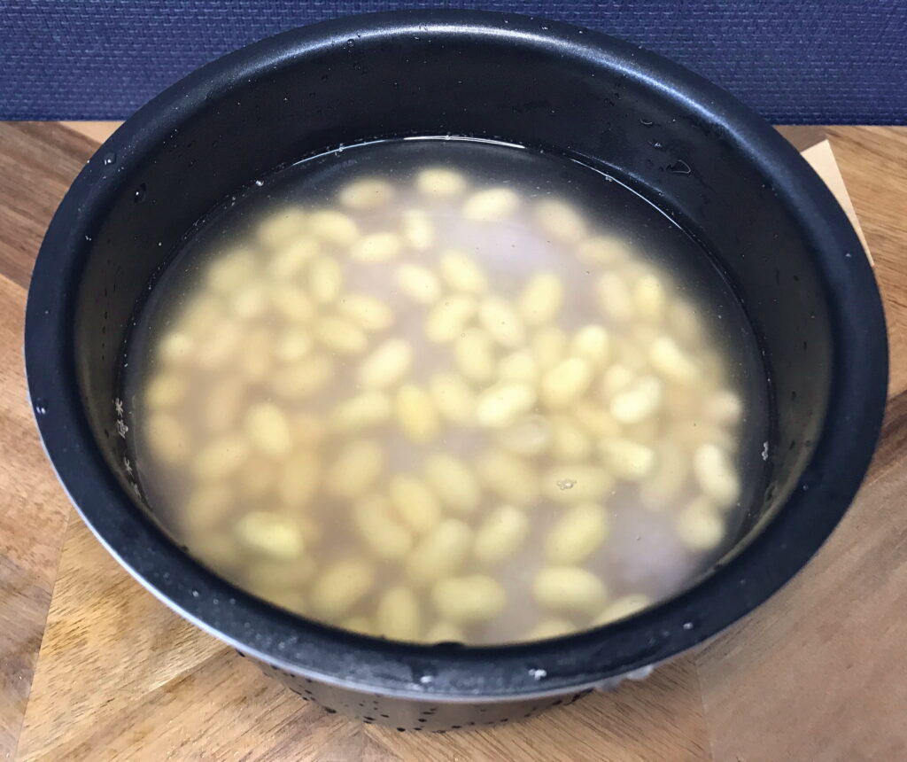 2合炊き用の炊飯器で作る大豆とサツマイモの炊き込みご飯