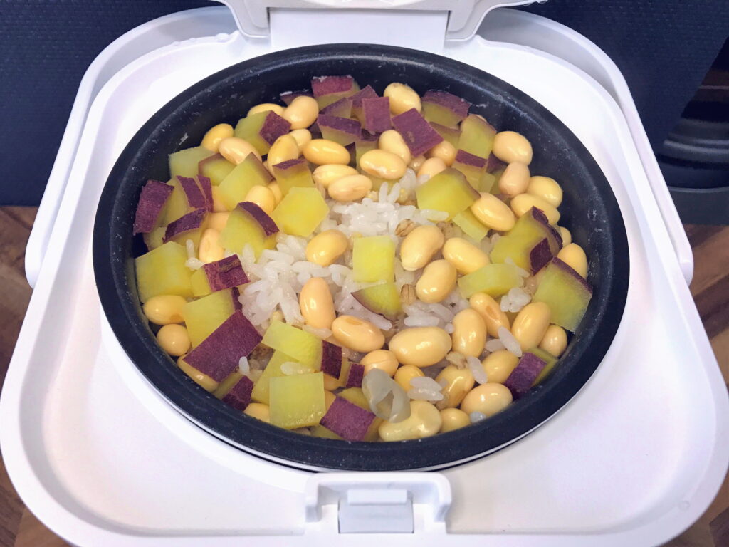 2合炊き用の炊飯器で炊いた大豆とサツマイモの炊き込みご飯