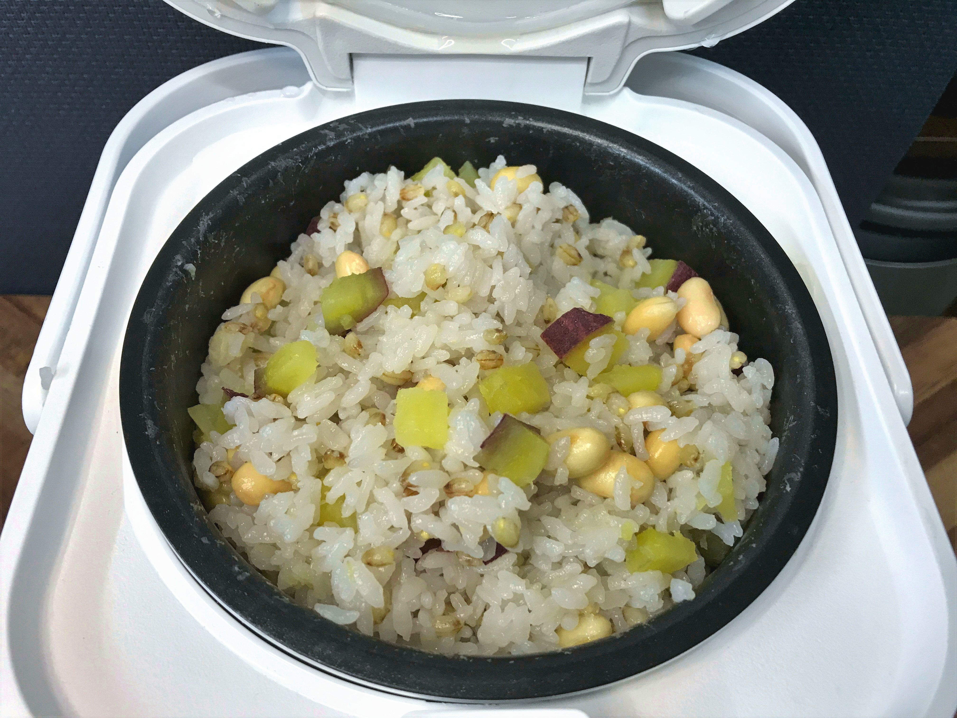 2合炊き用の炊飯器で炊いた大豆とサツマイモの炊き込みご飯03
