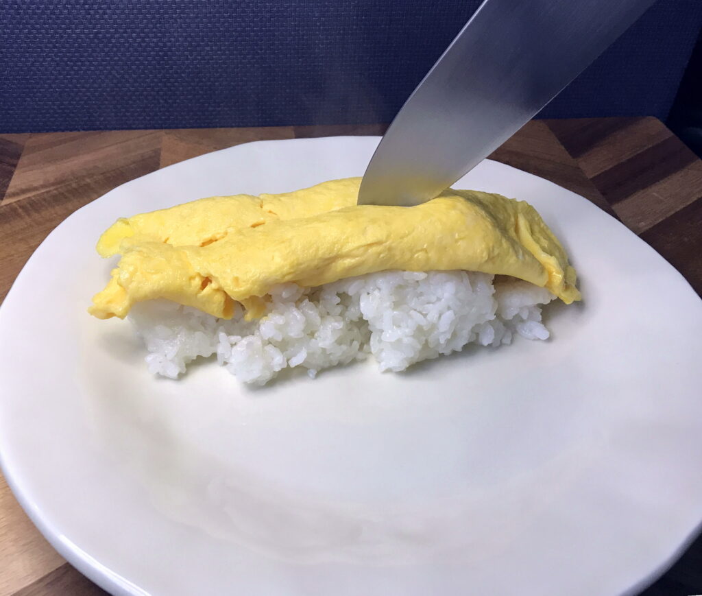 ごはんに乗せた半熟のふわとろ玉子を包丁で割る02