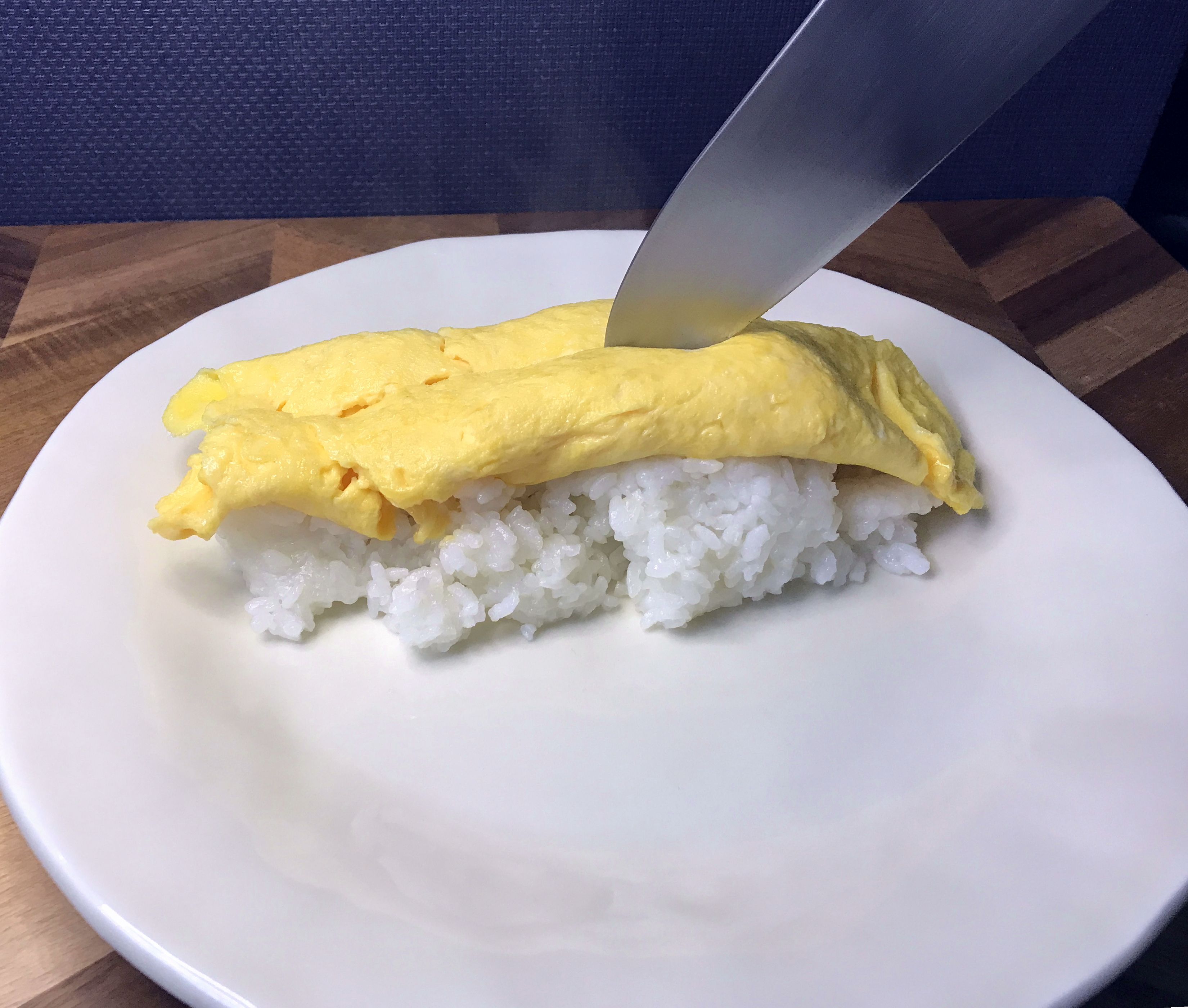 ごはんに乗せた半熟のふわとろ玉子を包丁で割る02