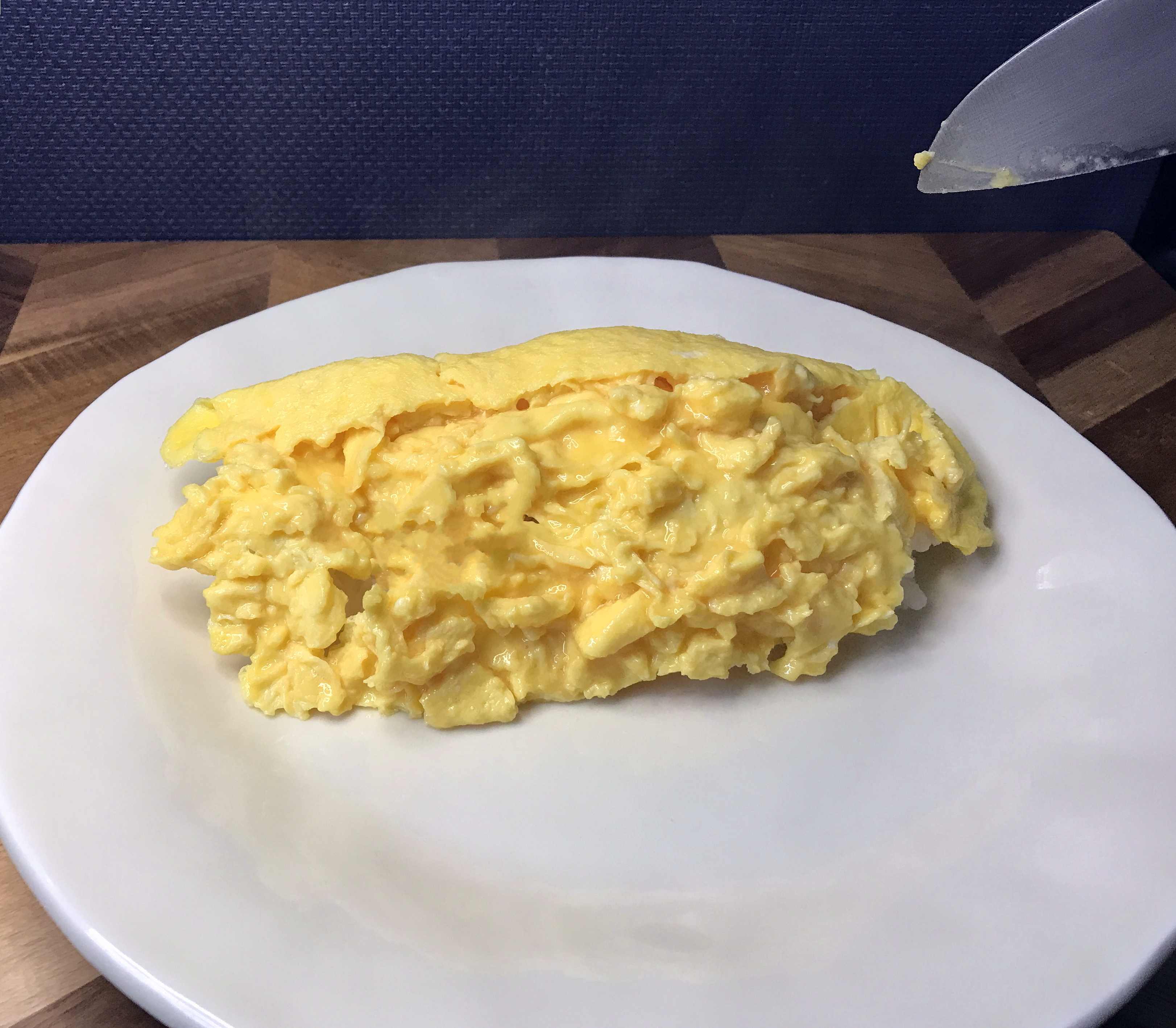 ごはんに乗せた半熟のふわとろ玉子を包丁で割る03