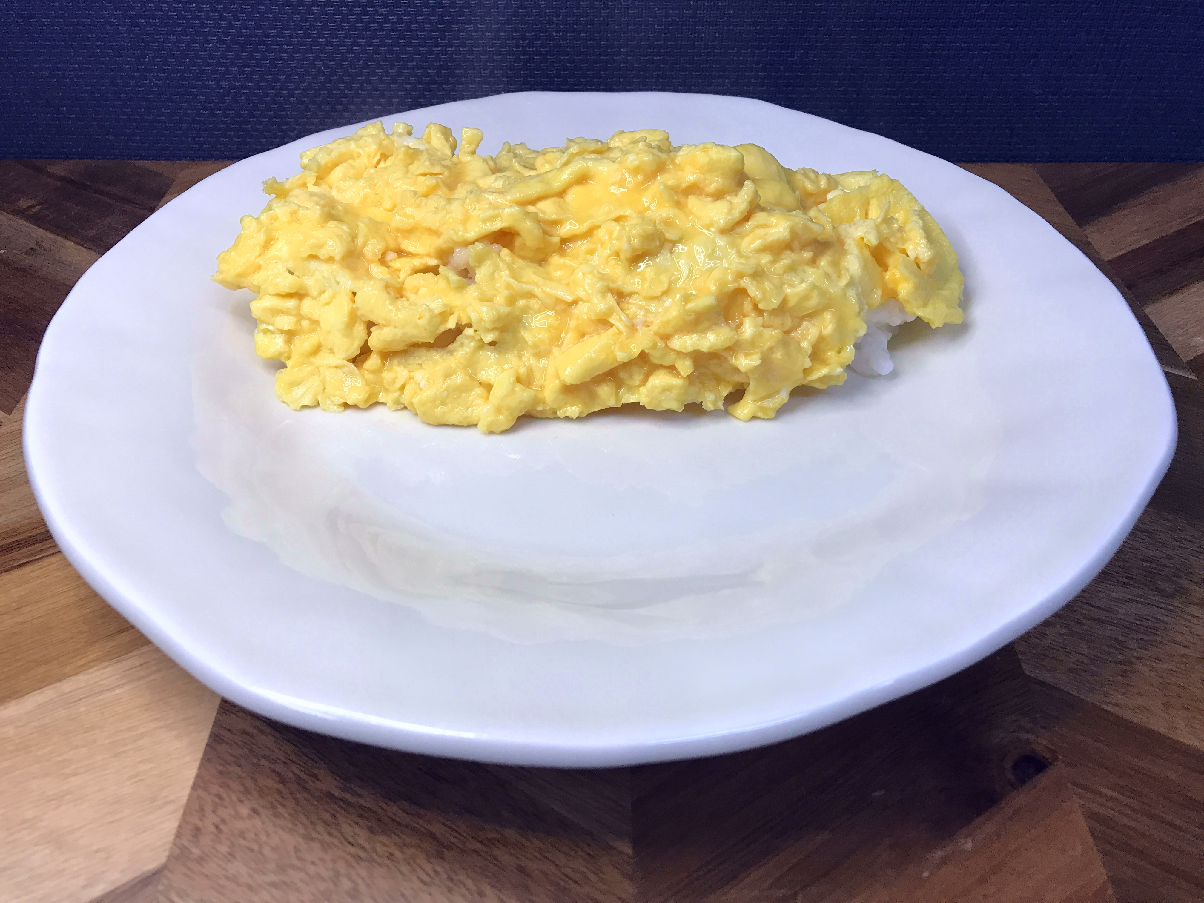 ごはんに乗せた半熟のふわとろ玉子を包丁で割る04