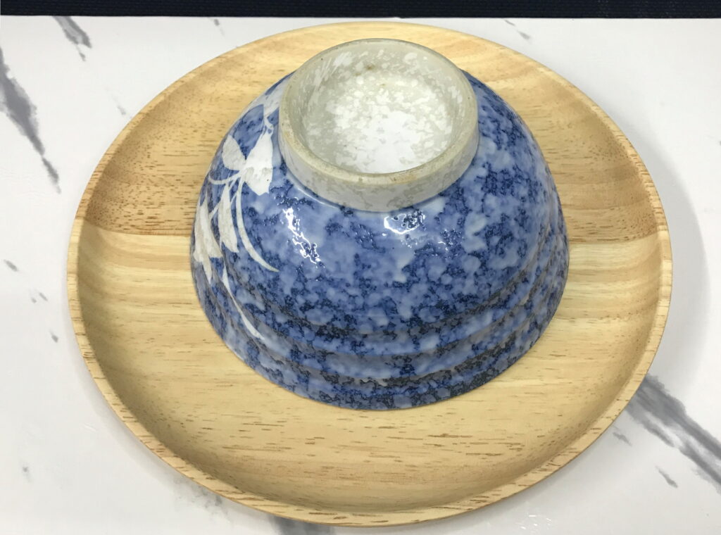 ちょい足しした冷凍チャーハンをお皿りに盛りつける