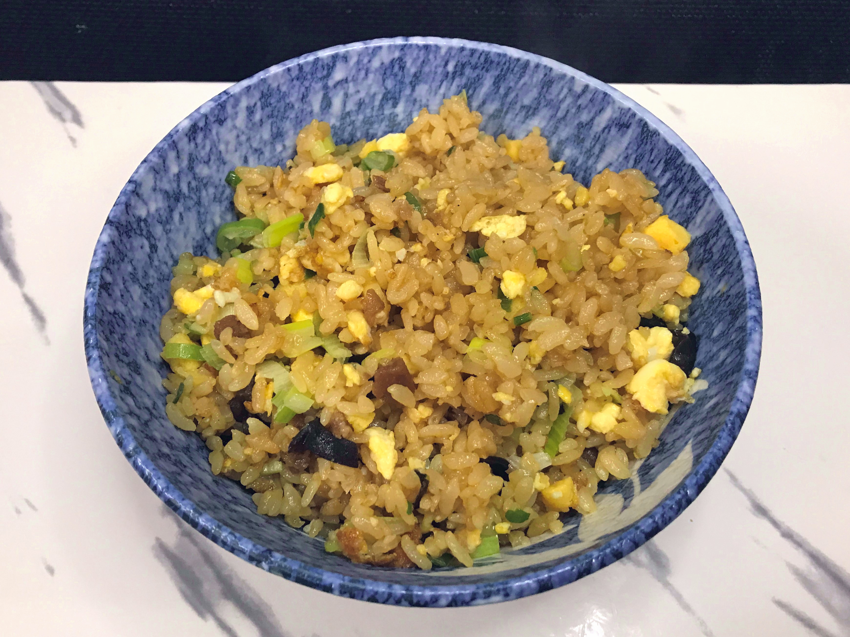 ちょい足しした冷凍チャーハンをどんぶりに盛りつける