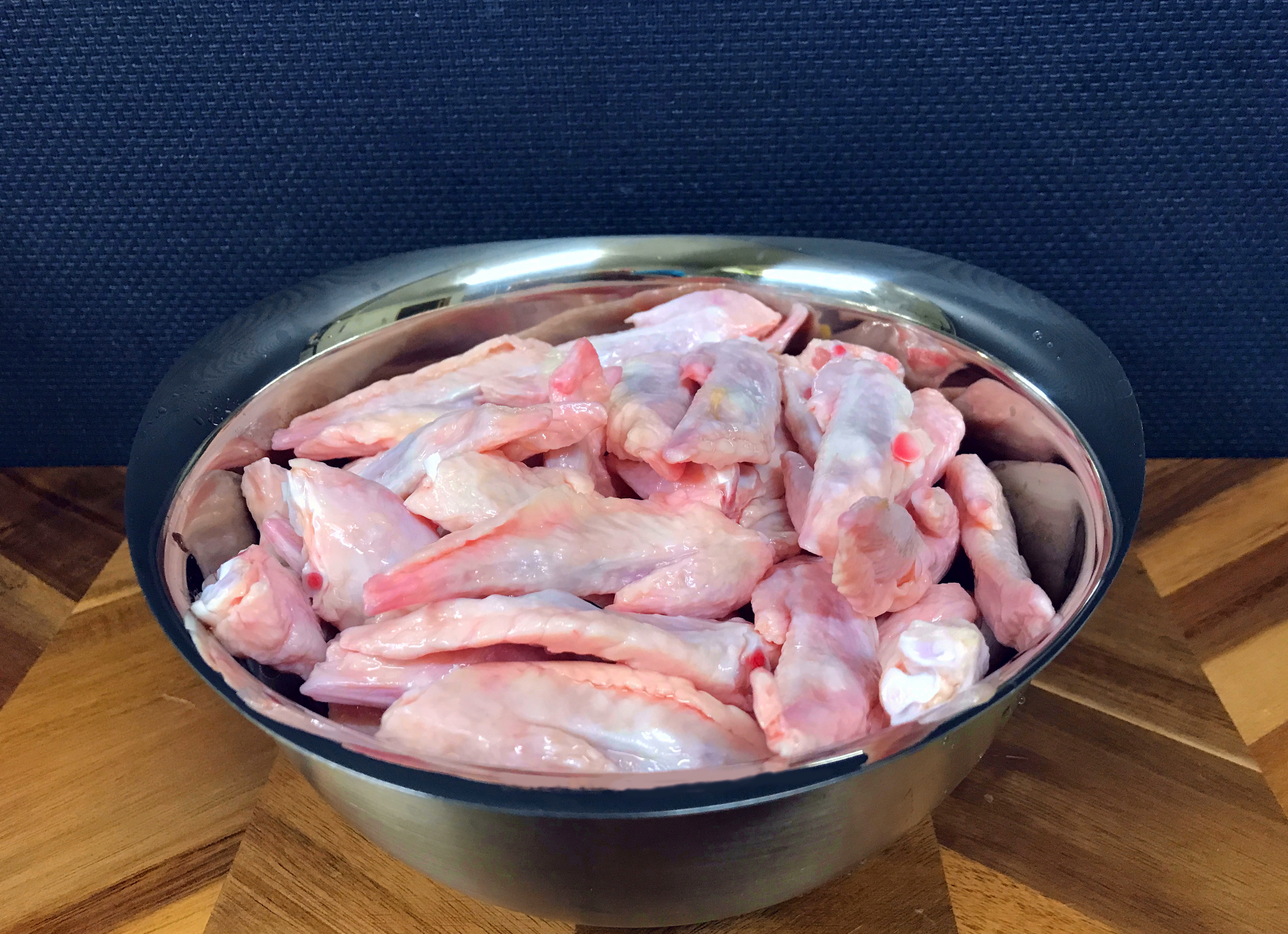 カレー作りに使う鳥の手羽端(スープボーン)
