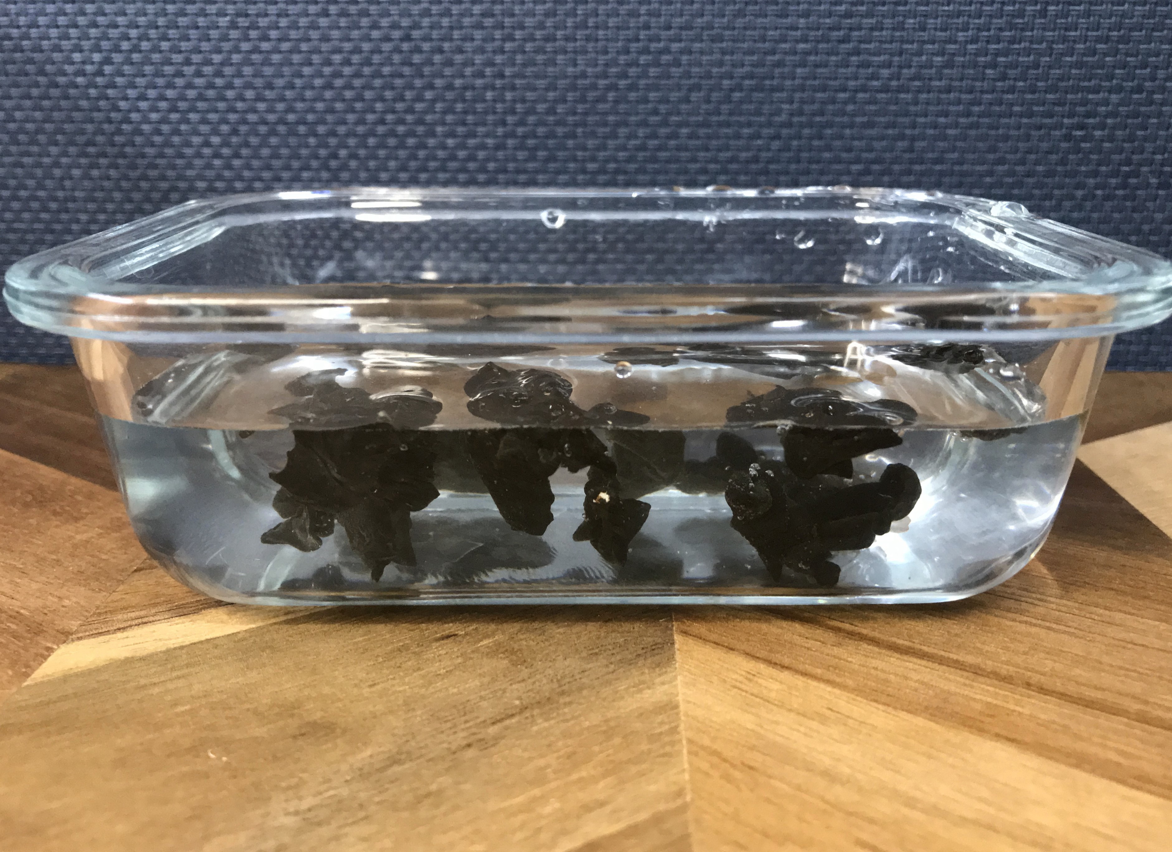ガラスの容器に入れて乾燥きくらげを水で戻す02