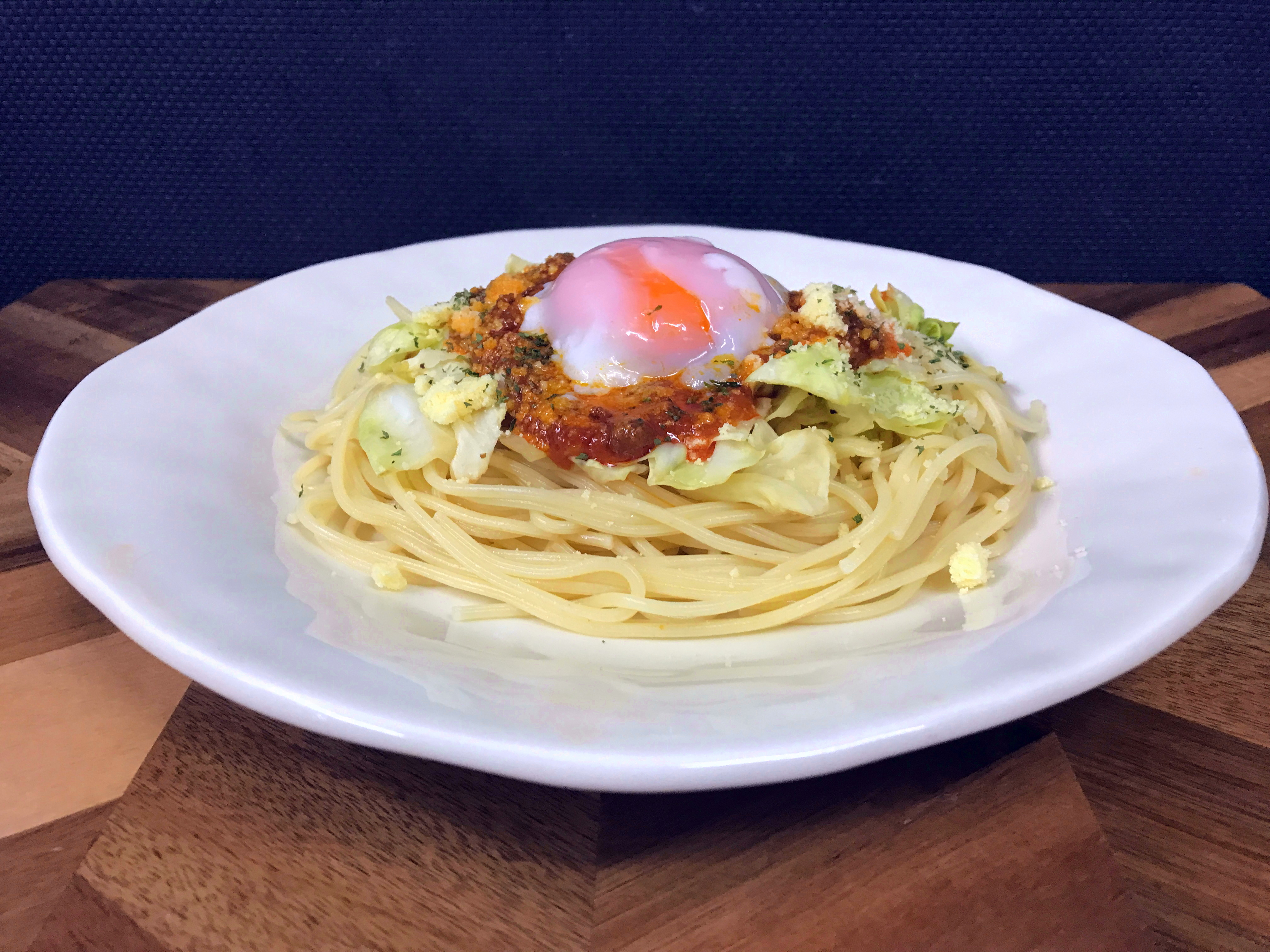 キャベツと半熟卵を乗せたスパゲッティボロネーゼ