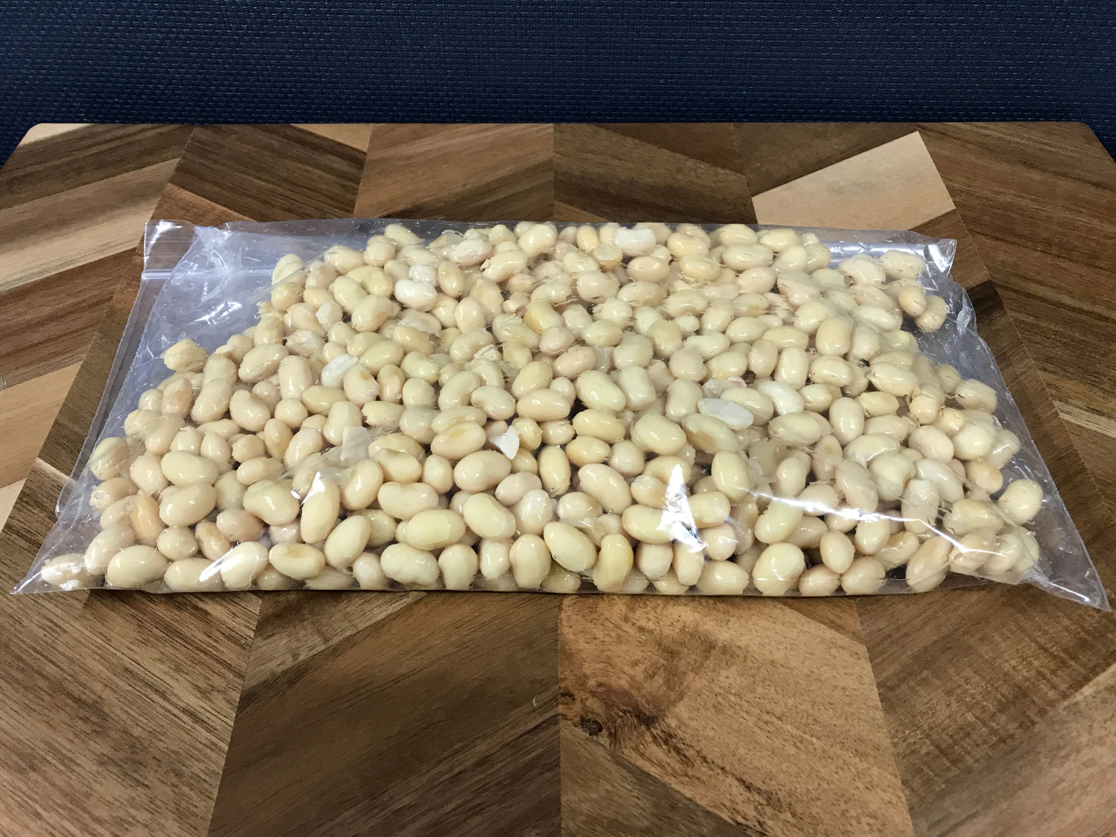 ジッパー付きの袋に入れられた茹で大豆