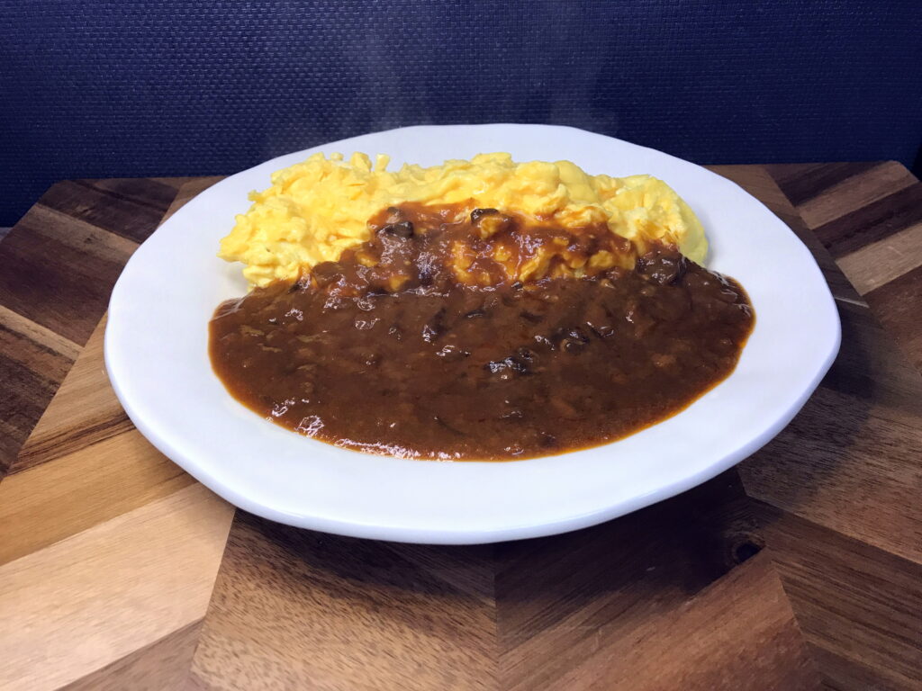 デミグラスソースをかけた半熟のふわとろオムライス