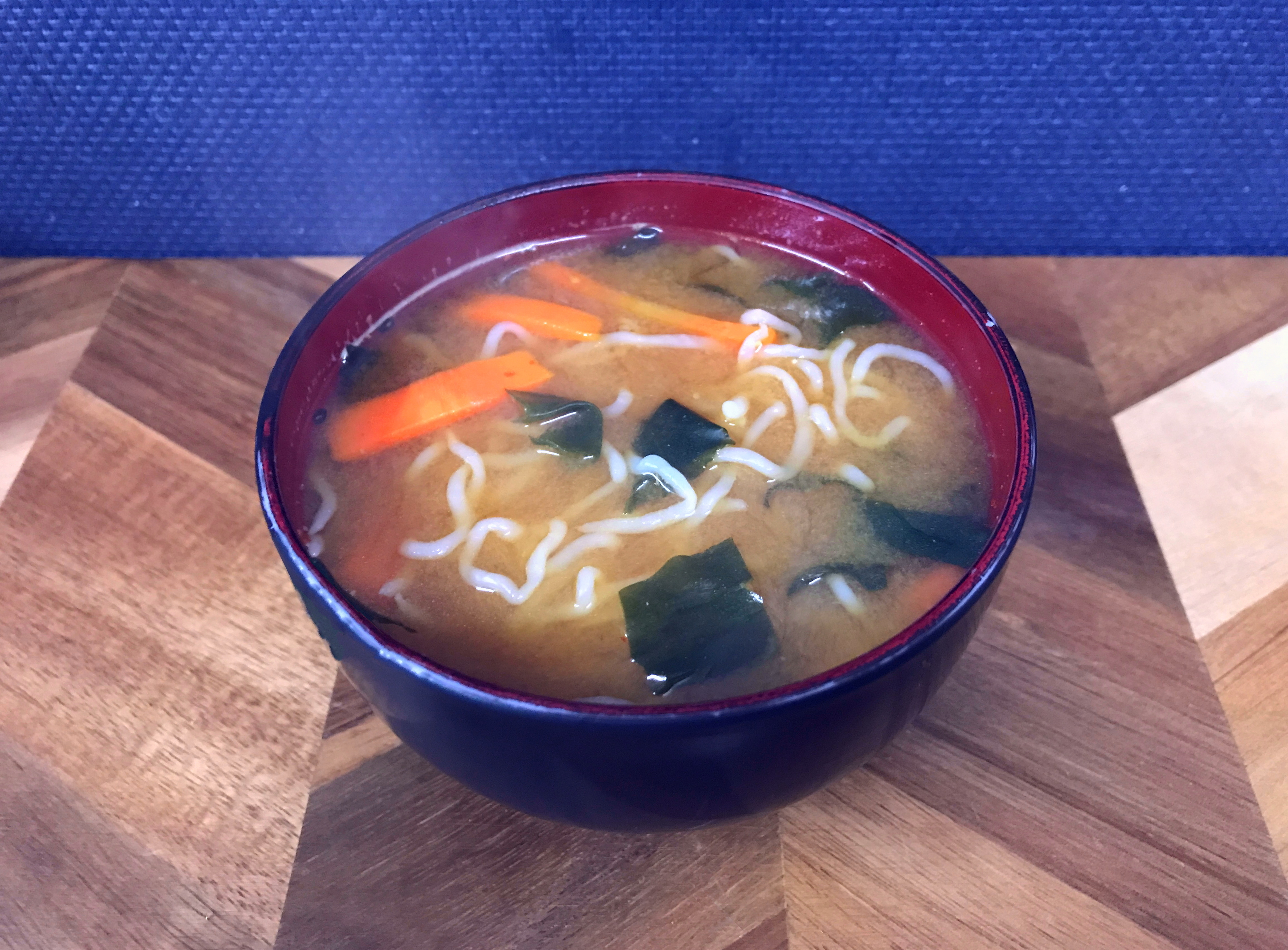 ニンジンとワカメとシラタキの味噌汁
