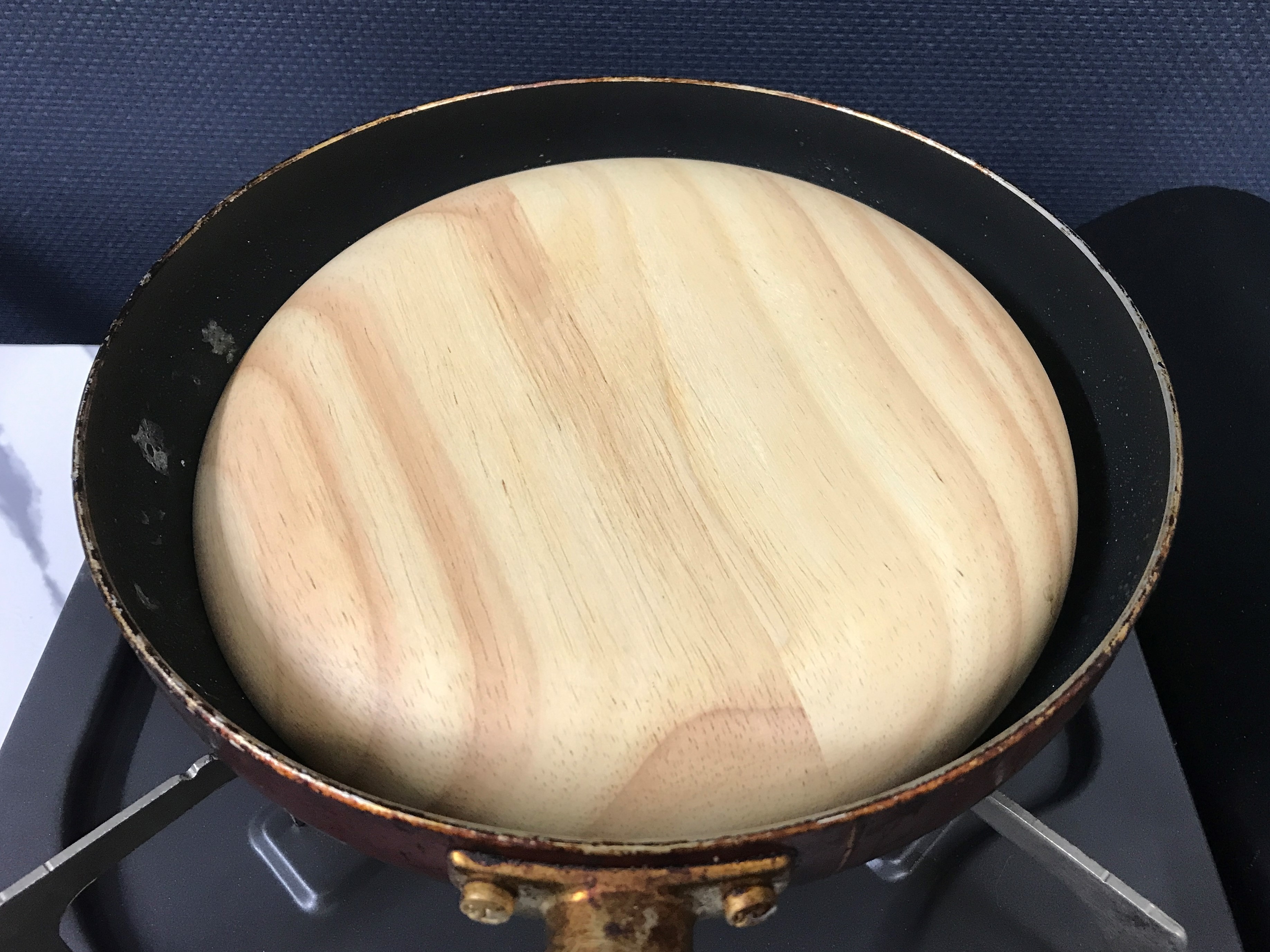 フライパンで焼いた餃子をお皿に盛りつける