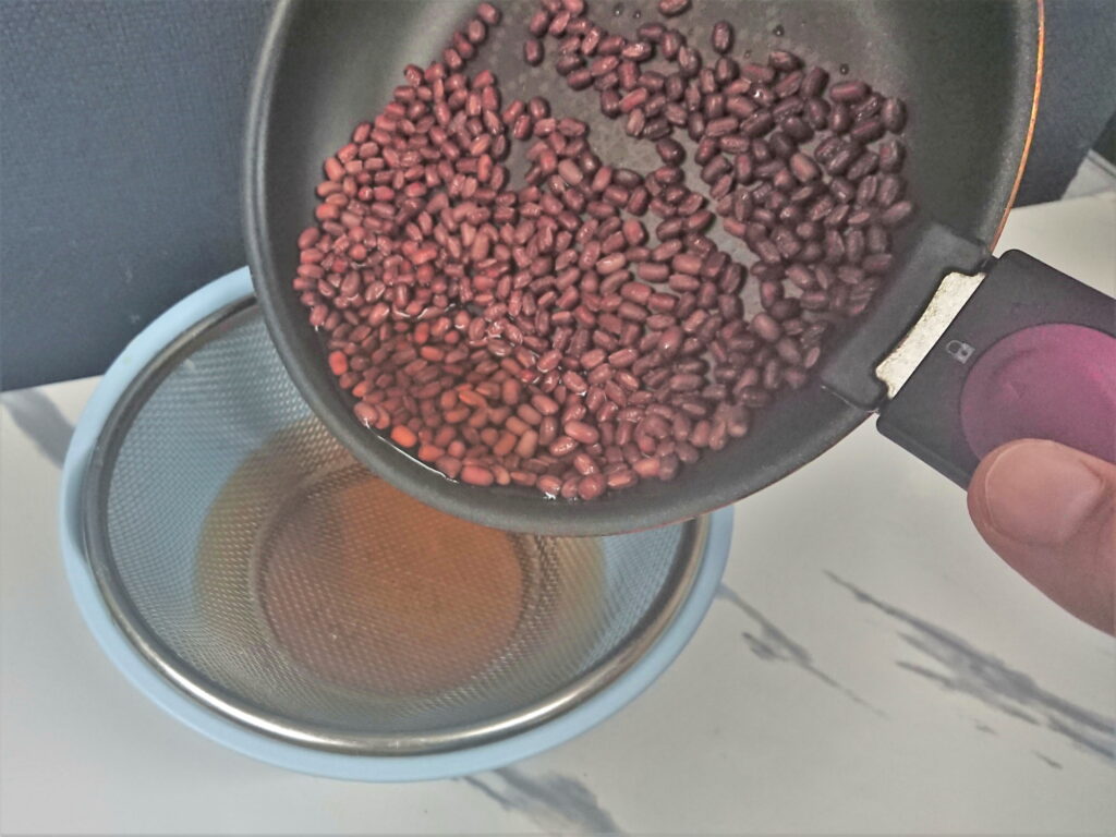 フライパンで茹でた小豆を小豆と茹で汁に分ける02