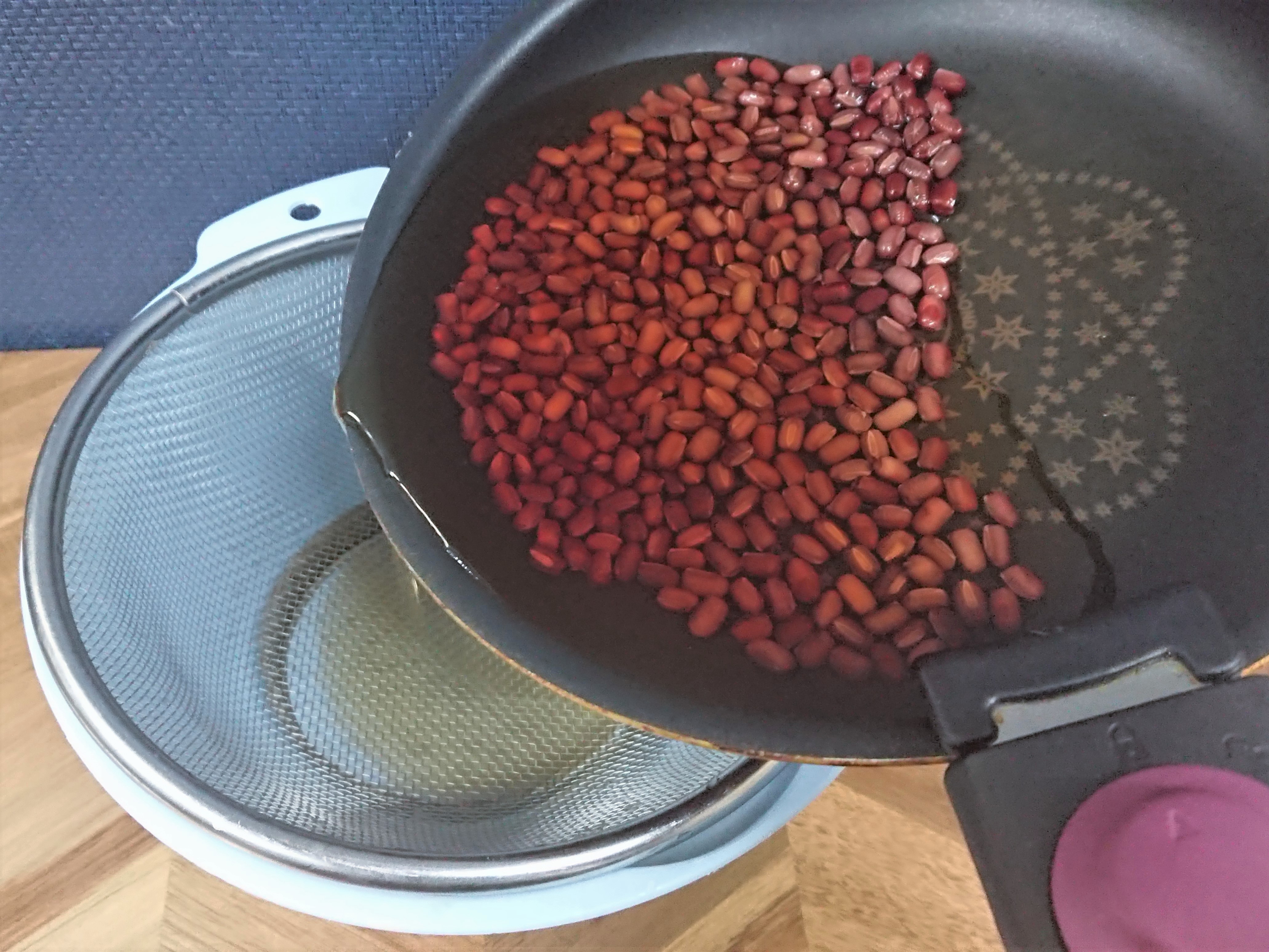 フライパンで茹でた小豆を小豆と茹で汁に分ける03