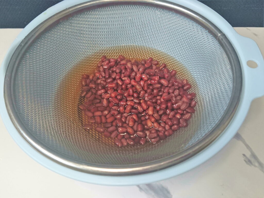 フライパンで茹でた小豆を小豆と茹で汁に分ける04