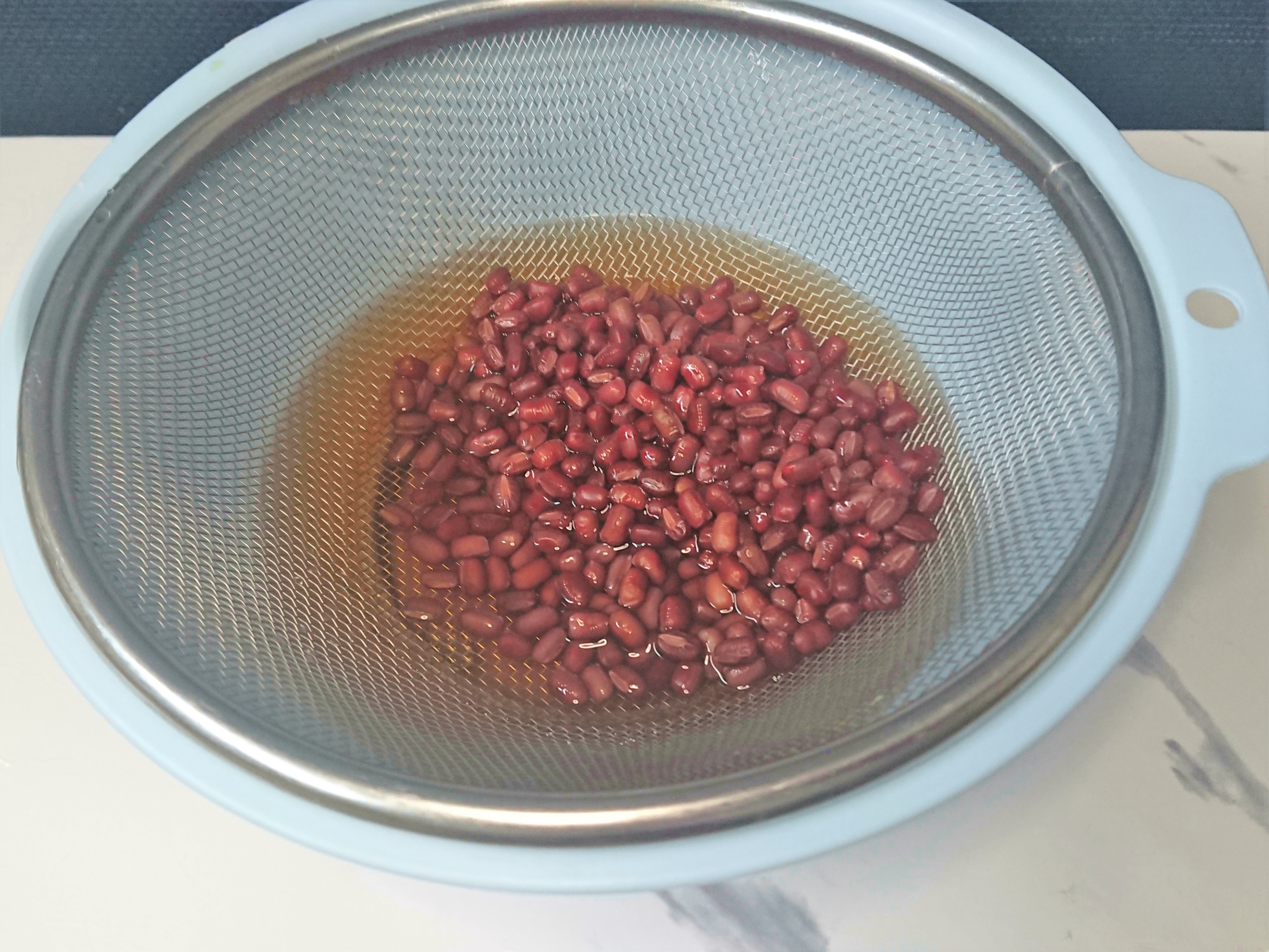 フライパンで茹でた小豆を小豆と茹で汁に分ける04