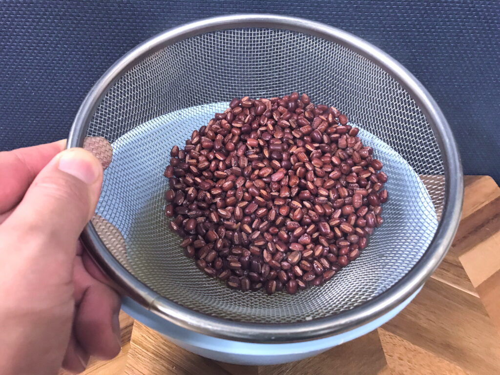 フライパンで茹でた小豆を小豆と茹で汁に分ける06