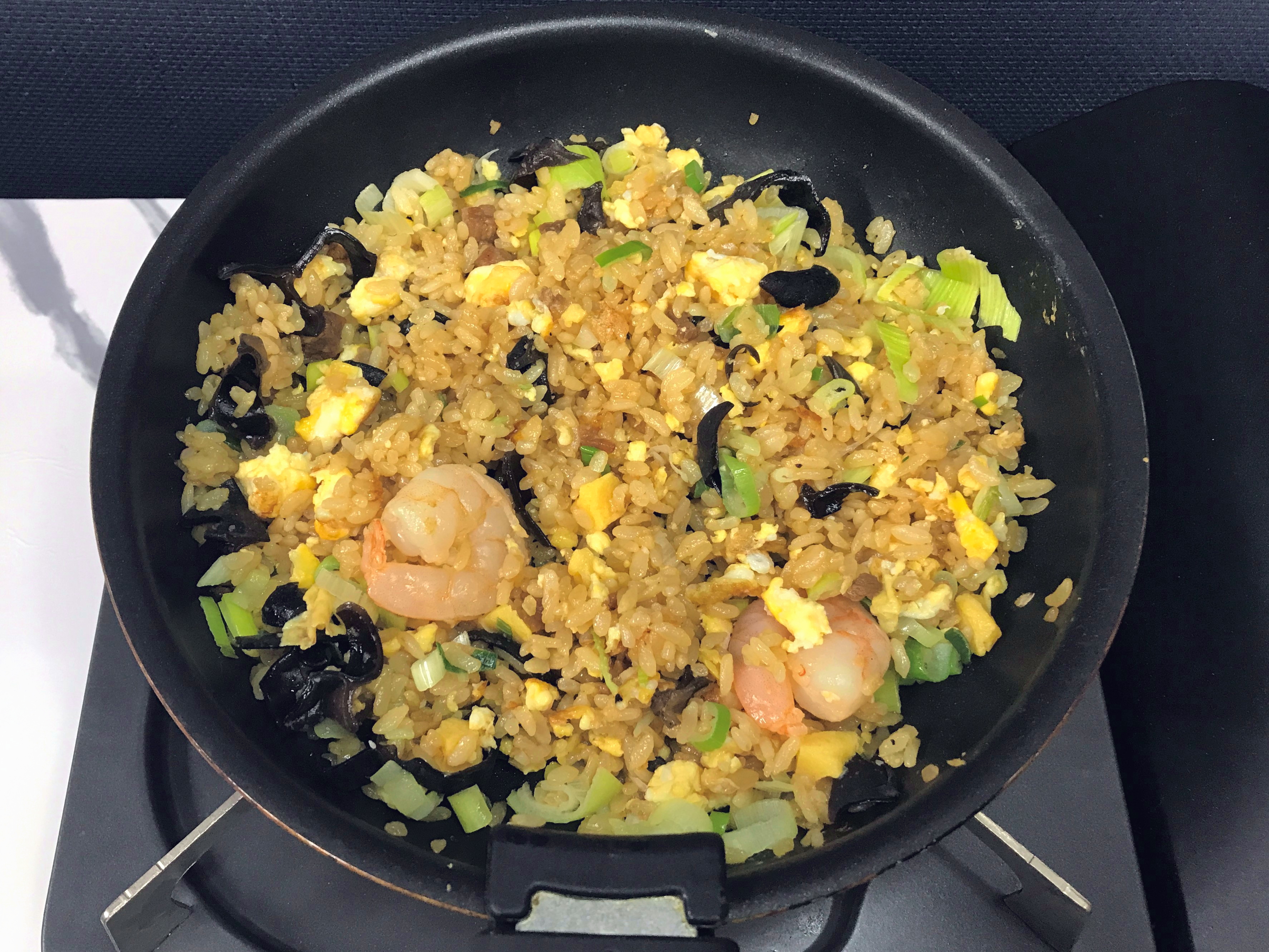 冷凍チャーハンにエビとキクラゲと長ネギと玉子をちょい足し