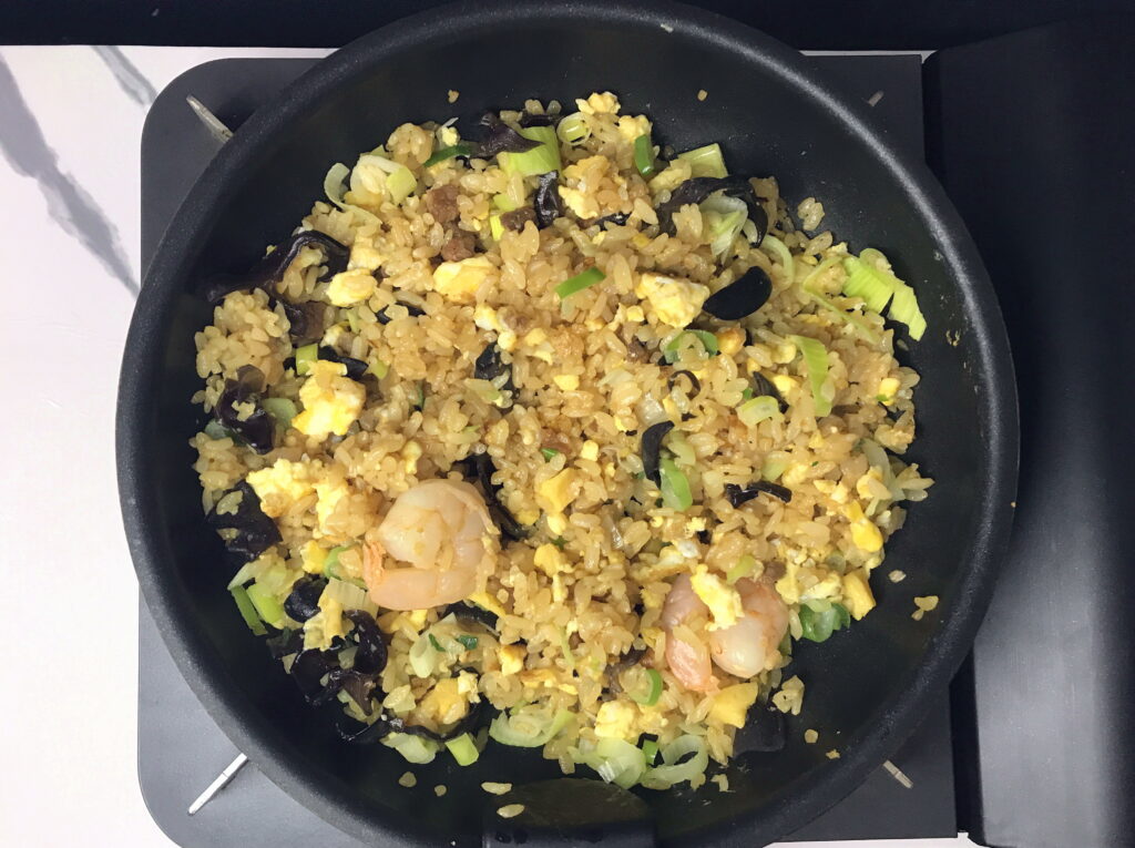 冷凍チャーハンにエビとキクラゲと長ネギと玉子をちょい足し02