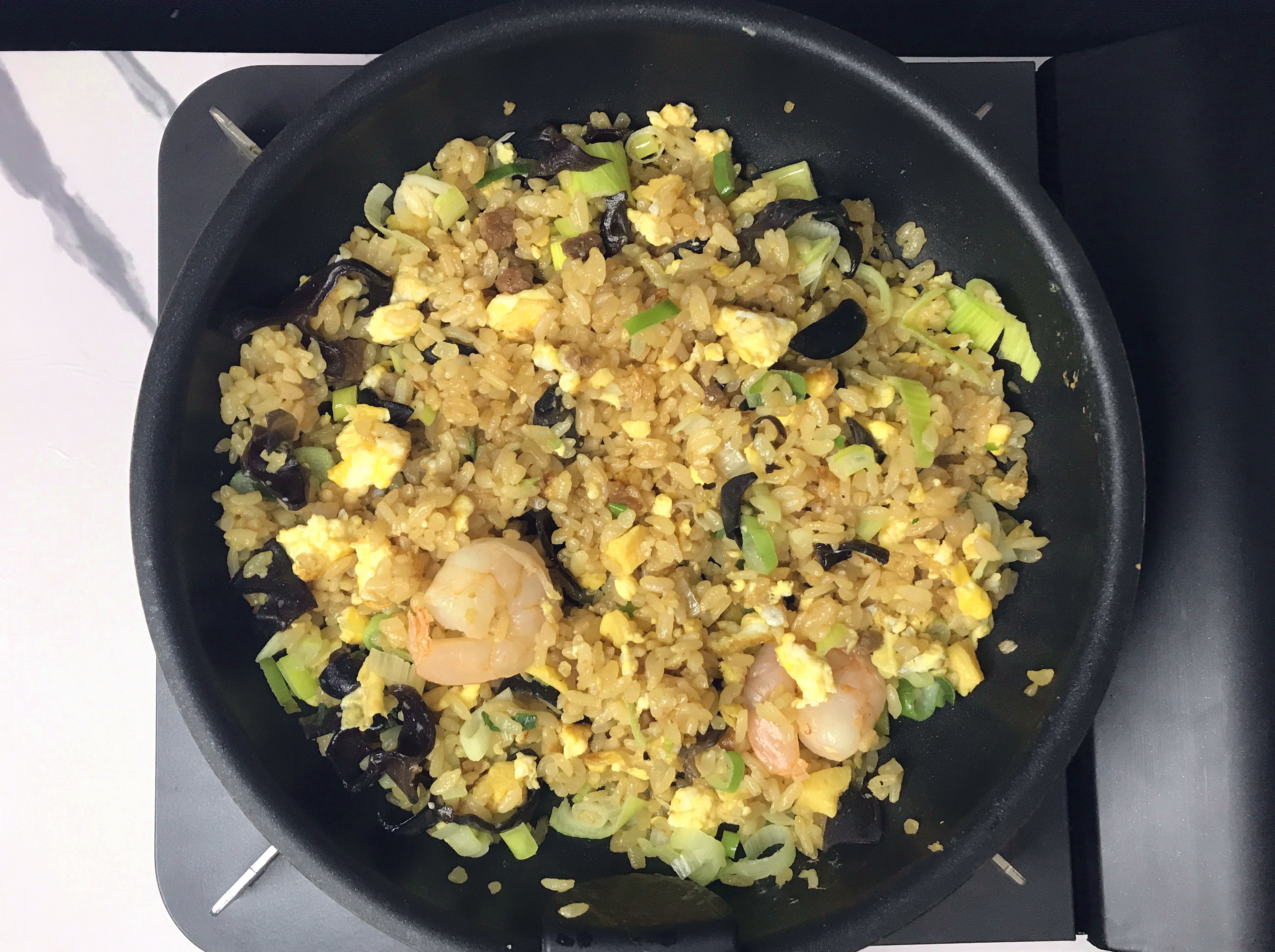 冷凍チャーハンにエビとキクラゲと長ネギと玉子をちょい足し02