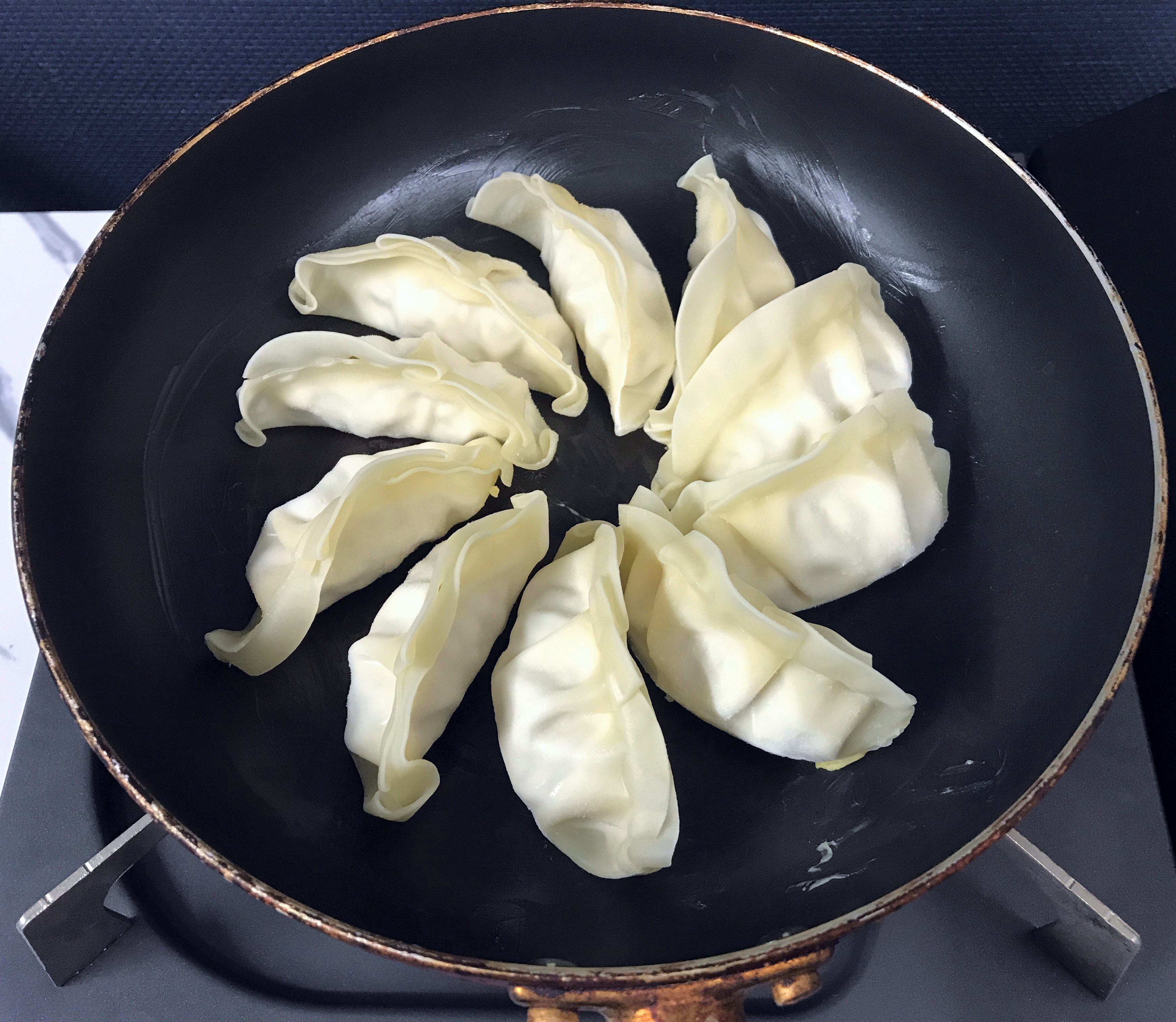 冷凍餃子をフライパンで焼く