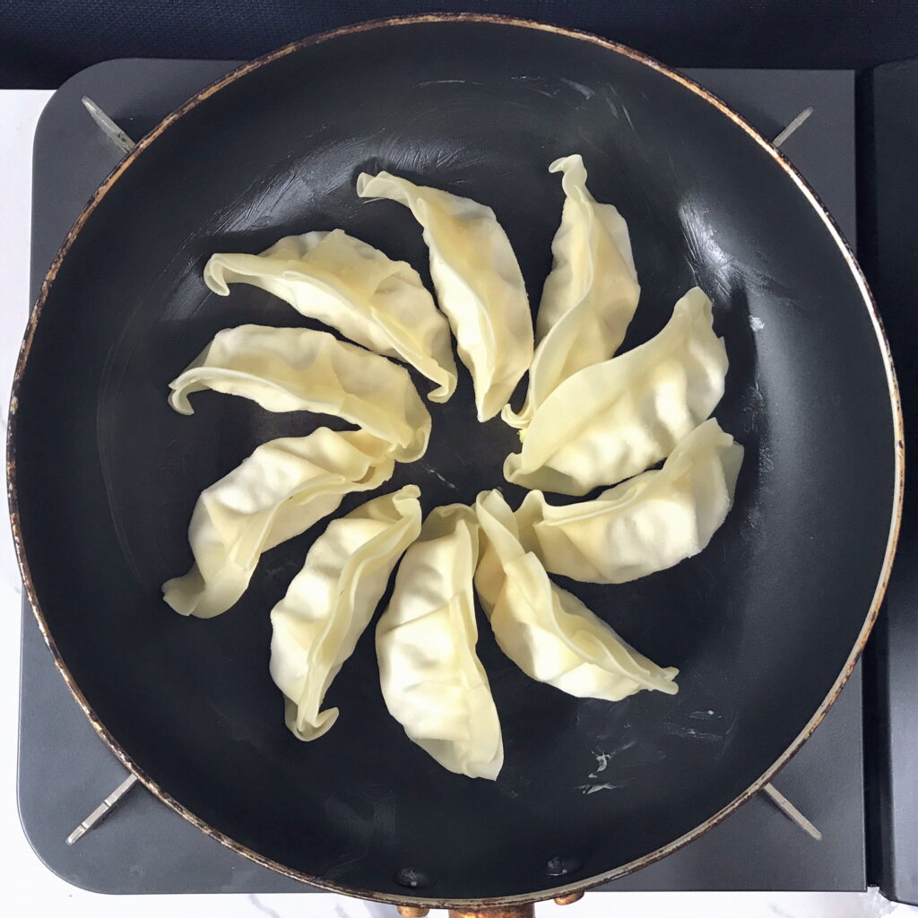 冷凍餃子をフライパンで焼く02