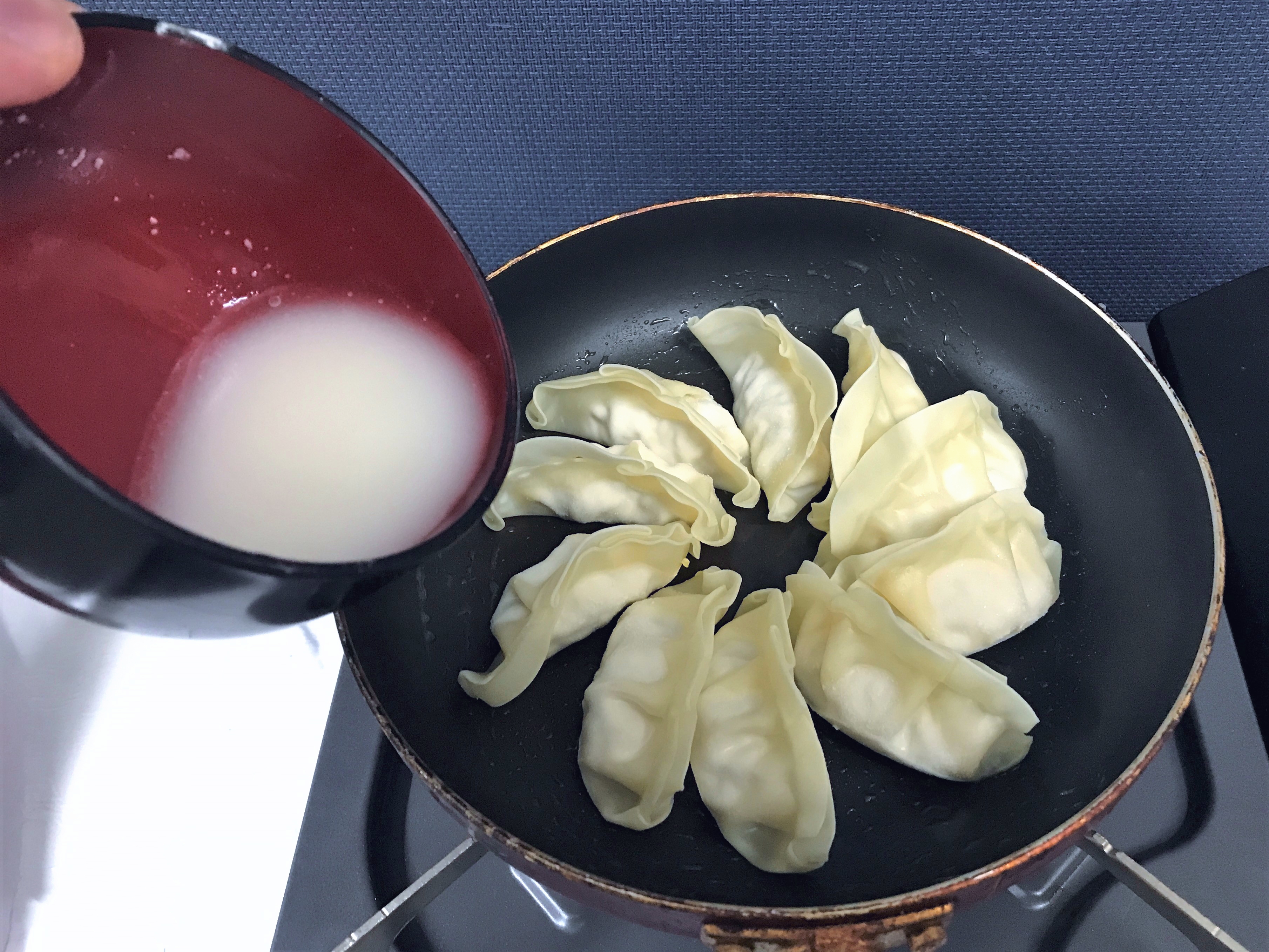 冷凍餃子をフライパンで焼くときに水溶き小麦粉を入れる