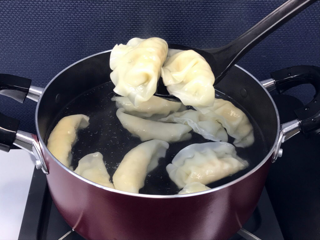 冷凍餃子を鍋で茹でて水餃子を作る