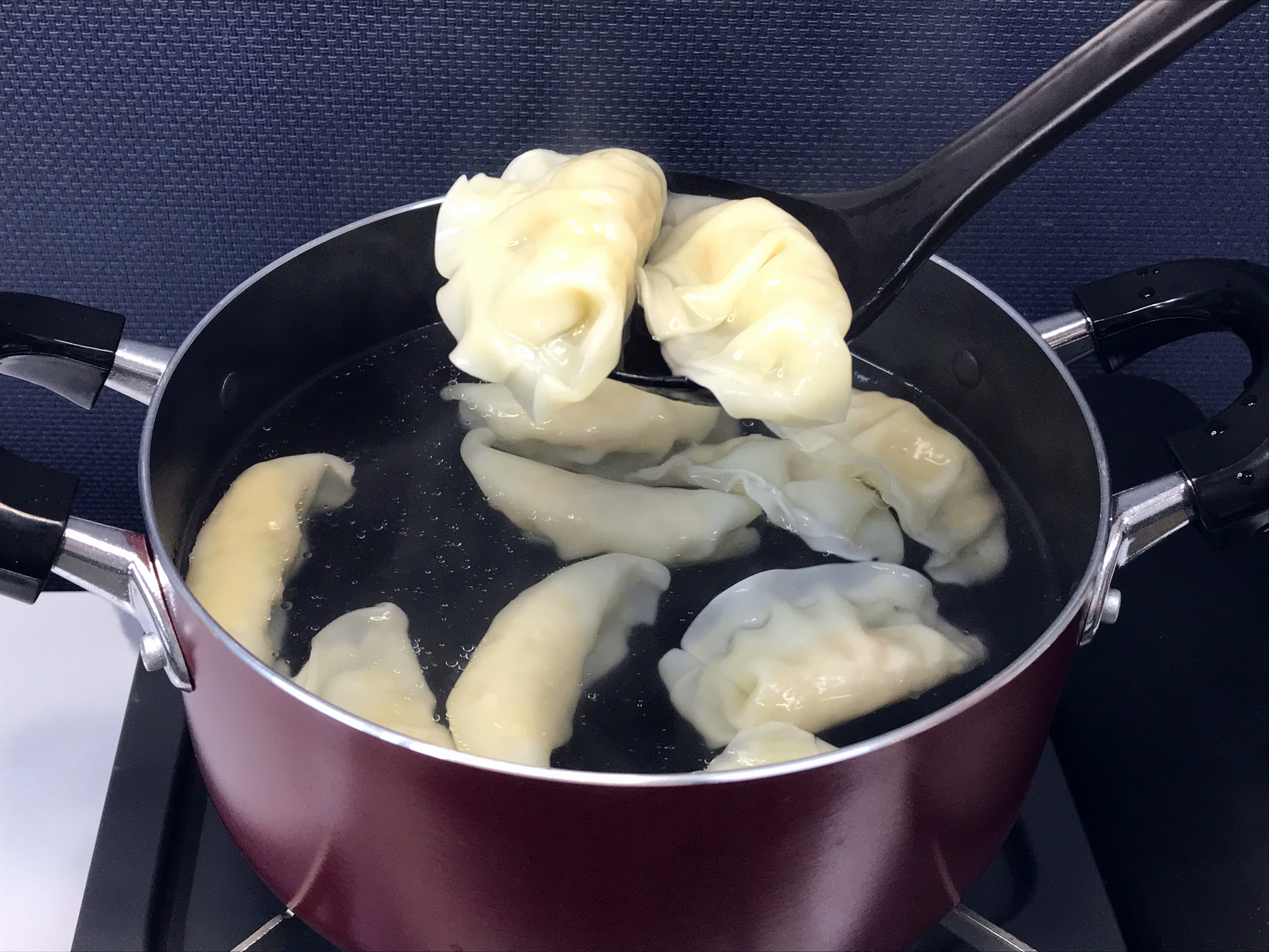 冷凍餃子を鍋で茹でる