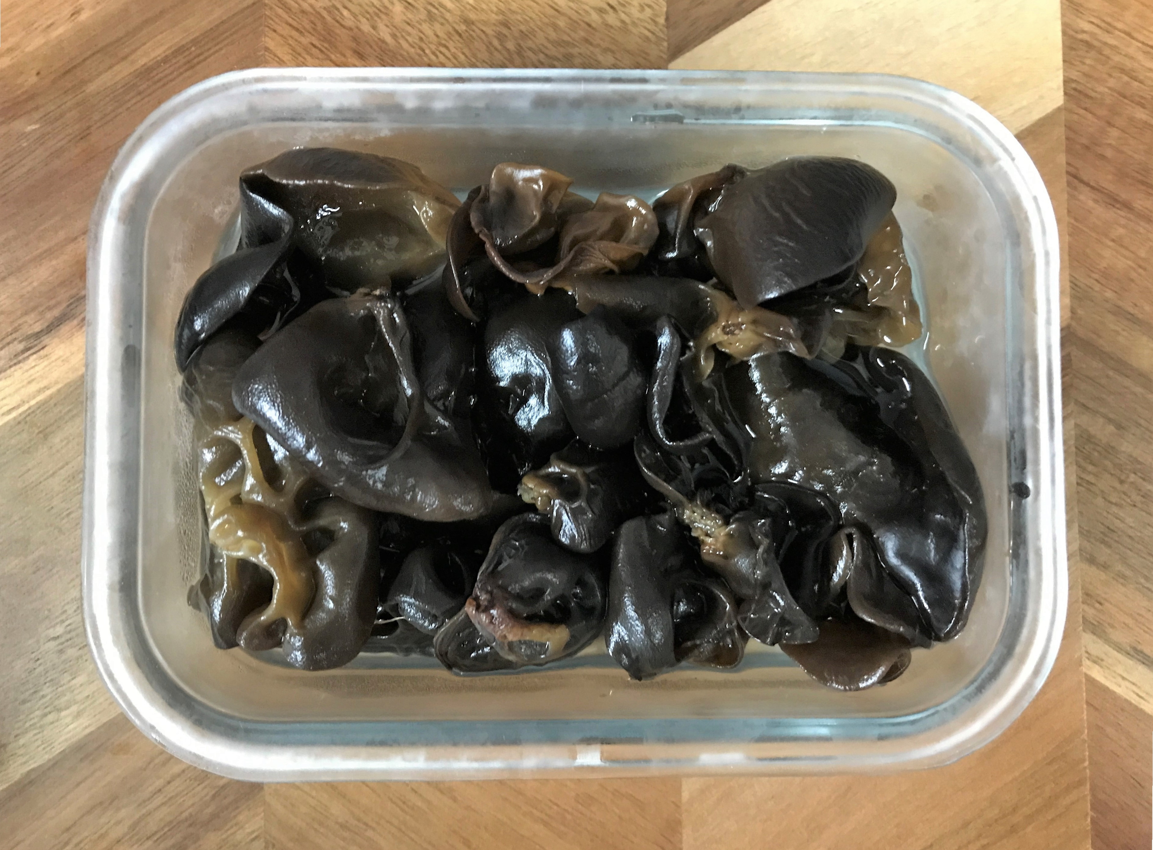 冷蔵庫で保存をしていた水で戻した乾燥きくらげ
