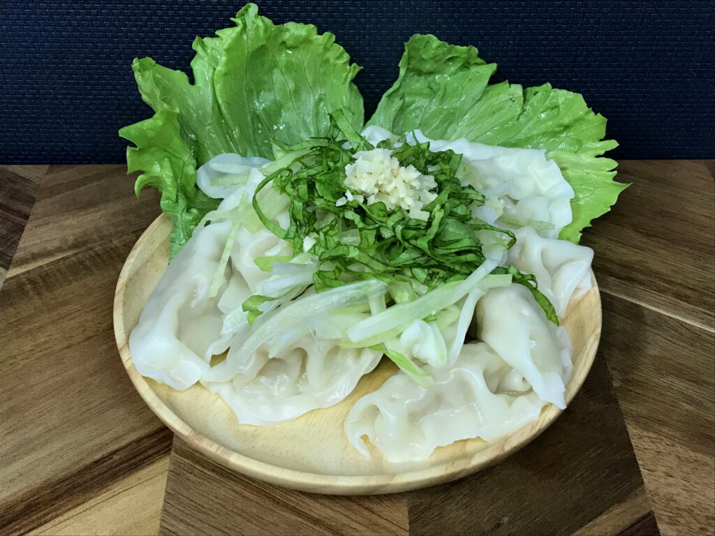 刻んだ大葉と生姜を乗せた冷やし水餃子