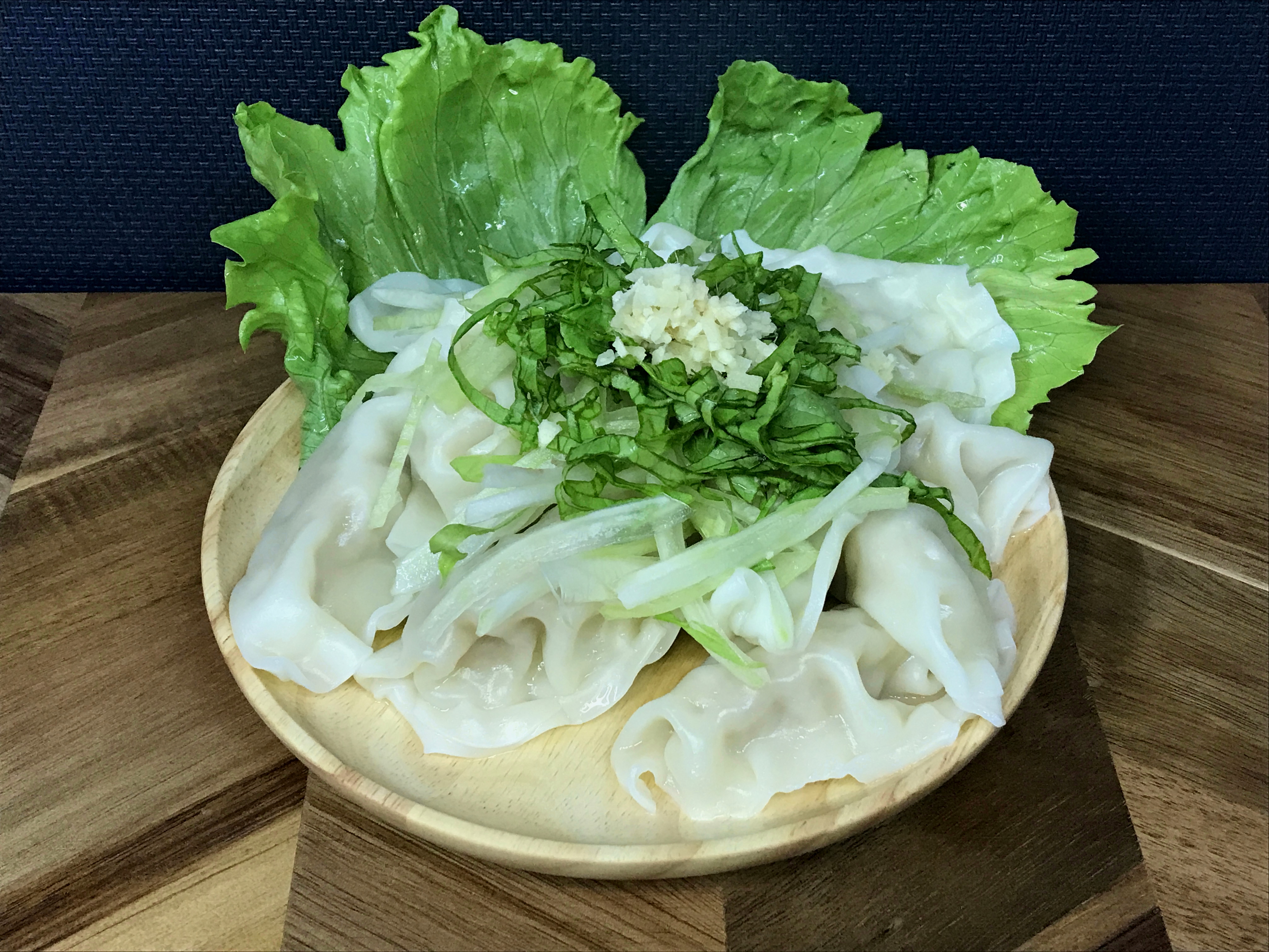刻んだ大葉と生姜を乗せた冷やし餃子