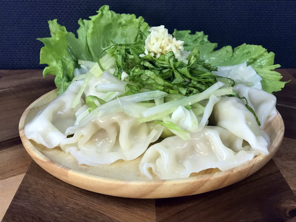 刻んだ大葉と生姜を乗せた冷やし水餃子02
