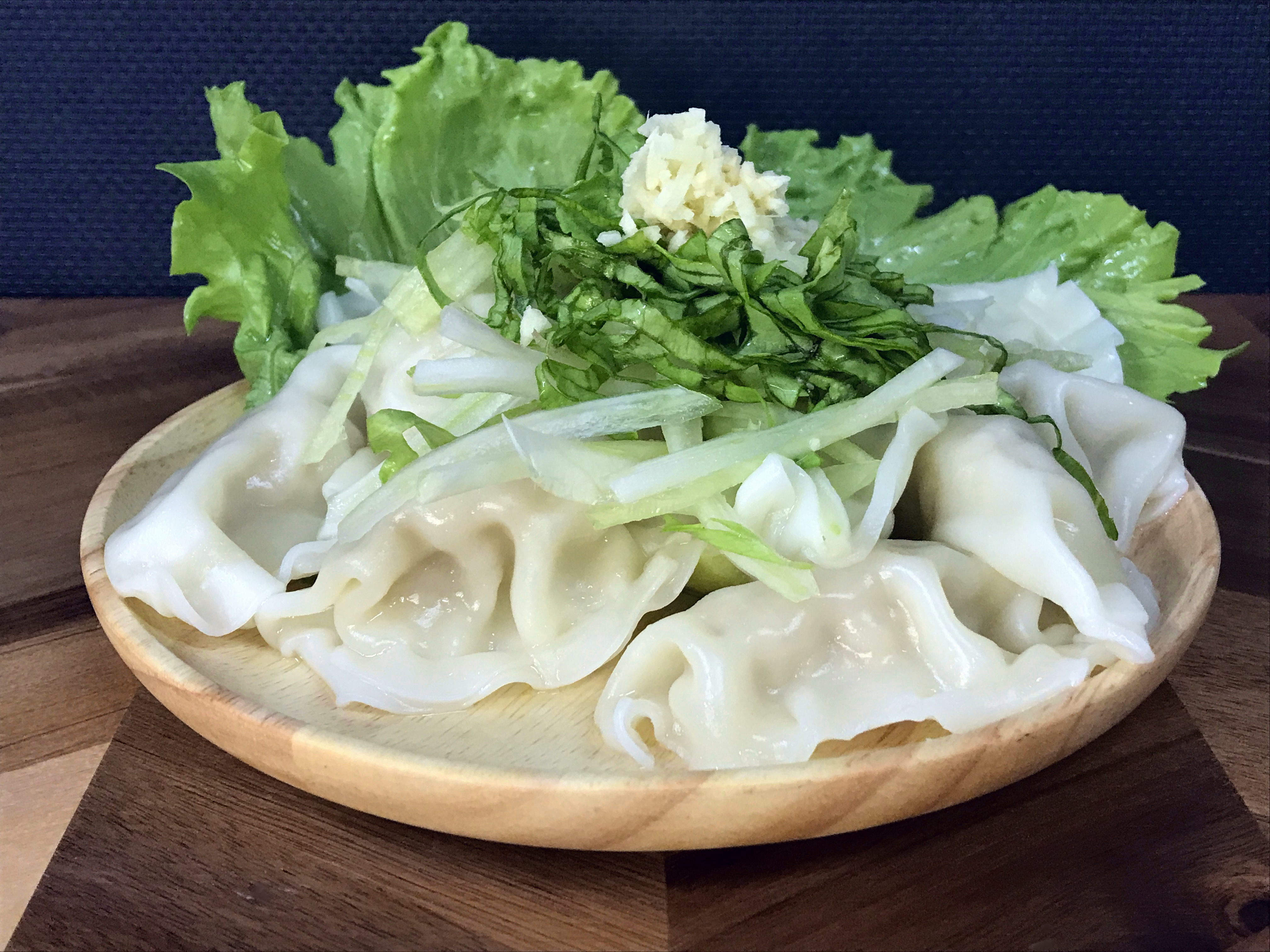 刻んだ大葉と生姜を乗せた冷やし餃子02